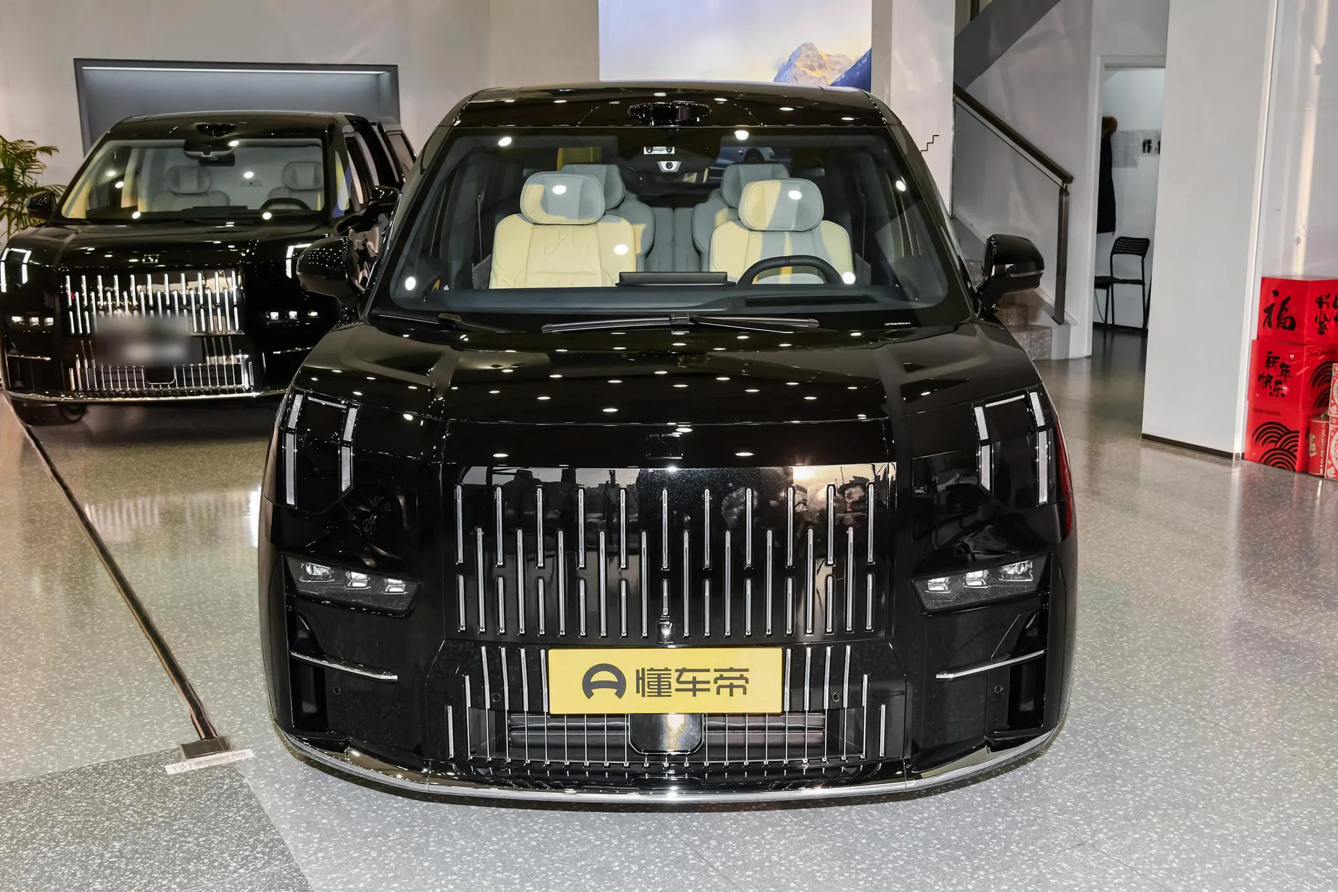  009 6-Seater Executive AWD 140kWh