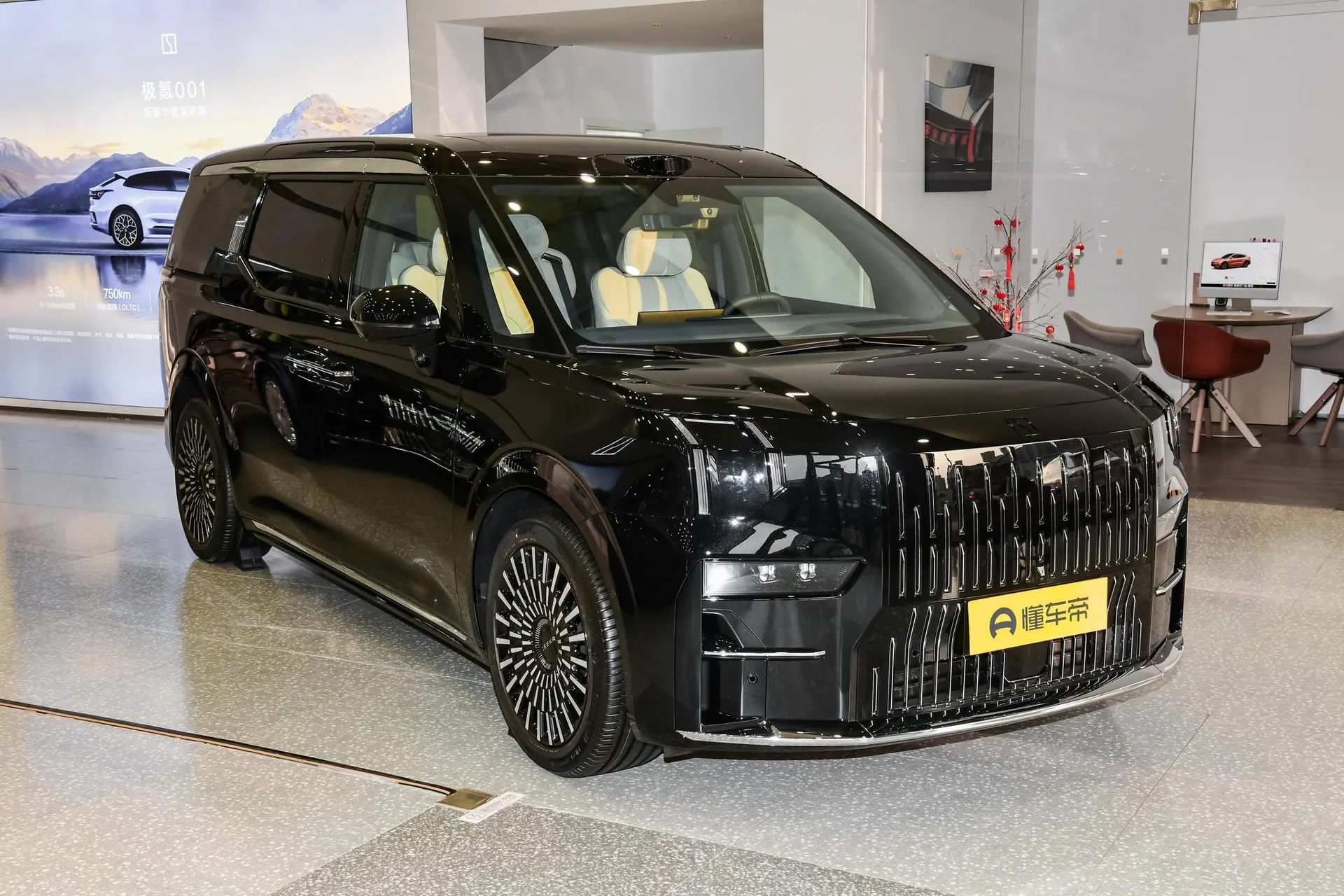  009 6-Seater Executive AWD 140kWh