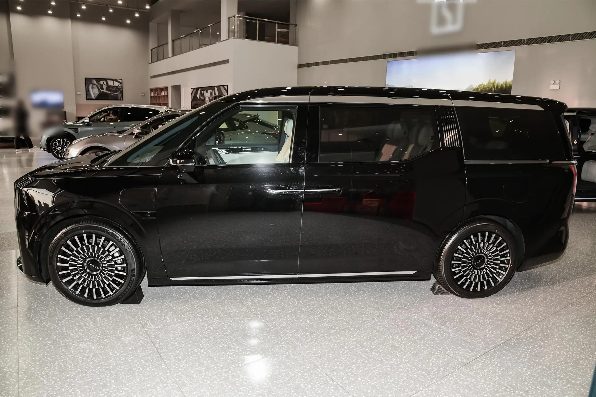  009 6-Seater Executive AWD 140kWh
