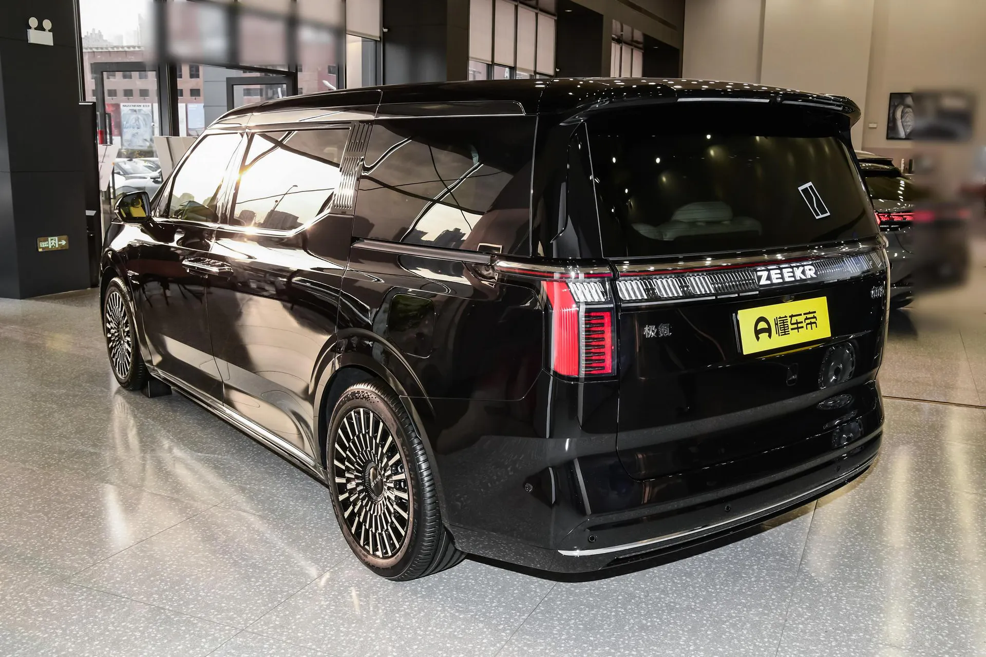  009 6-Seater Executive AWD 140kWh