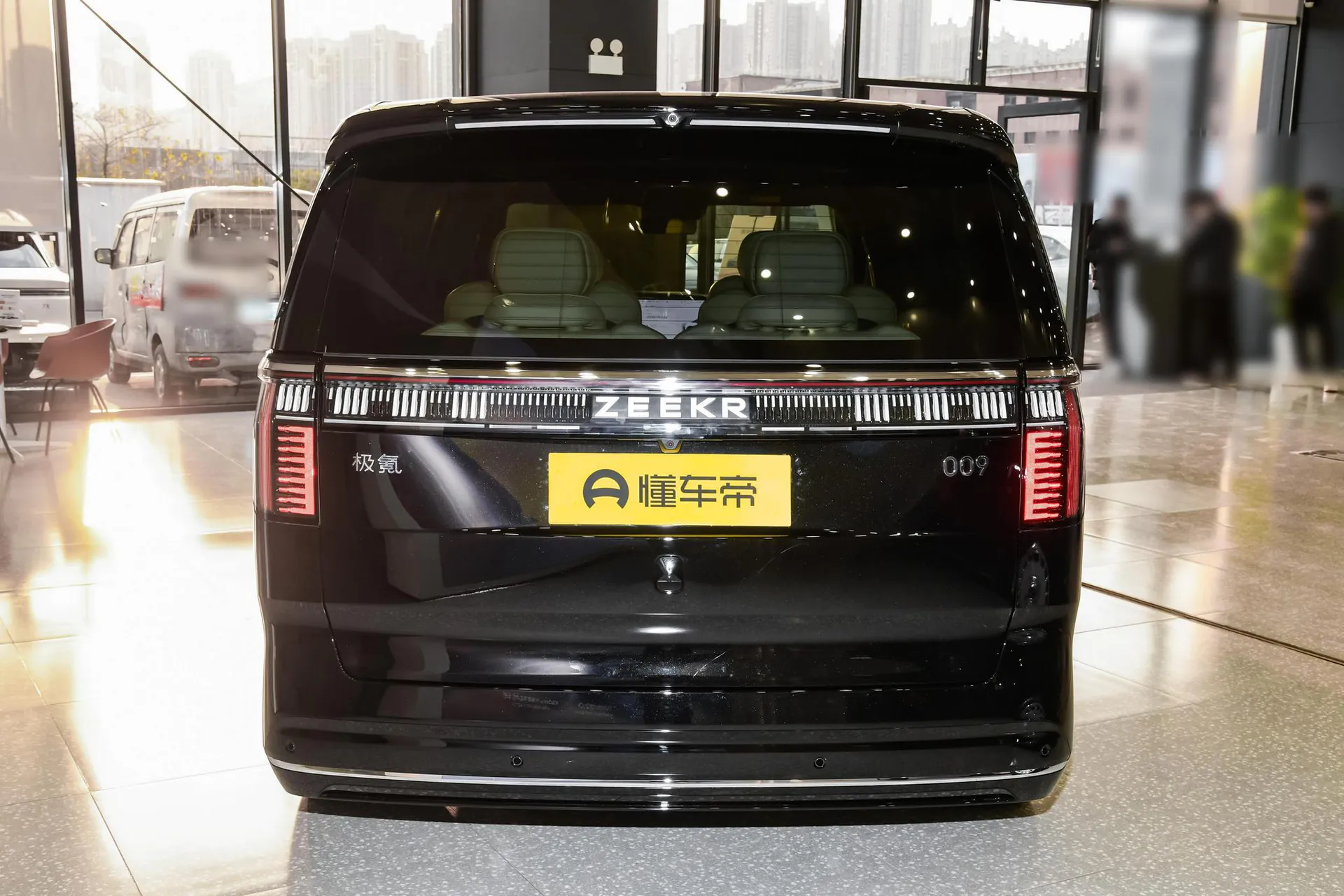  009 6-Seater Executive AWD 140kWh