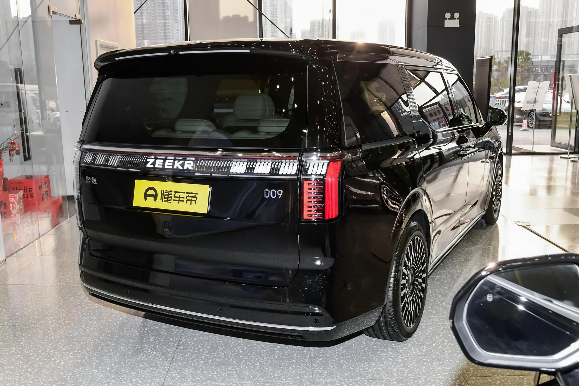  009 6-Seater Executive AWD 140kWh