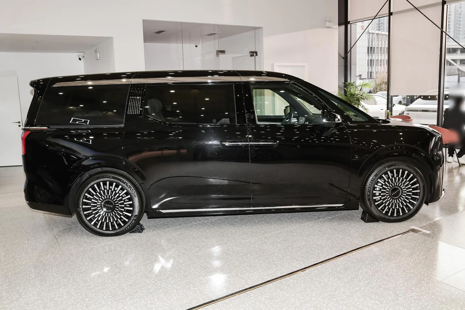  009 6-Seater Executive AWD 140kWh