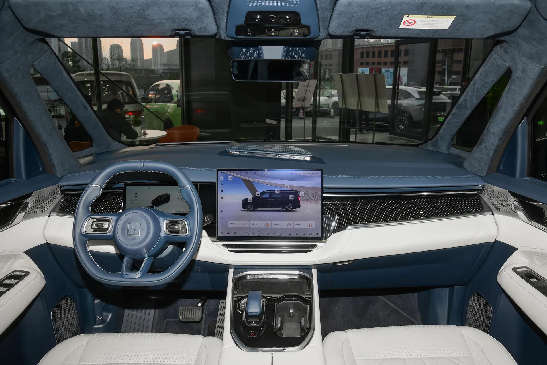  009 6-Seater Executive AWD 140kWh