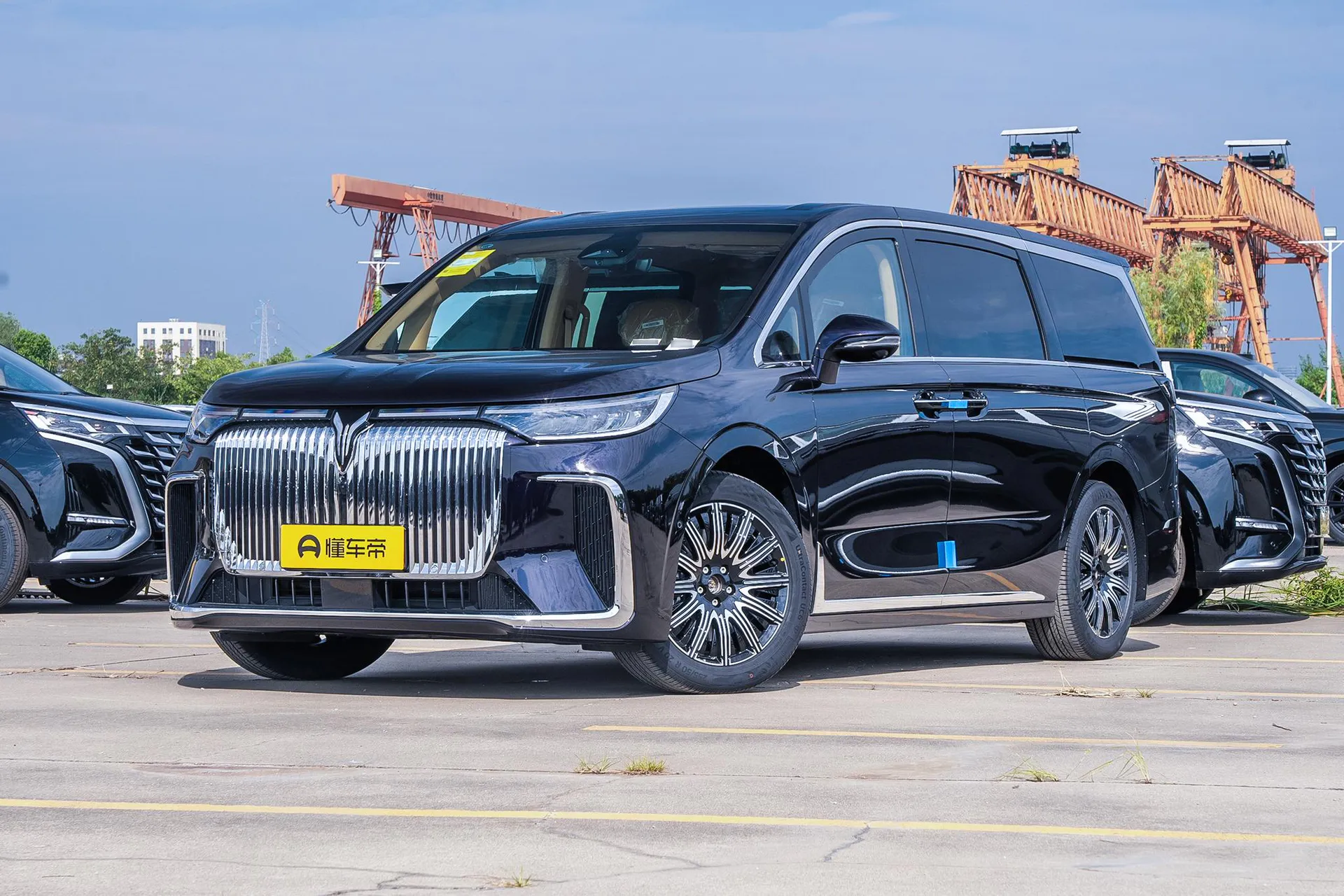Легковой автомобиль Voyah Dreamer EV AWD Excellence Kunpeng (2025)