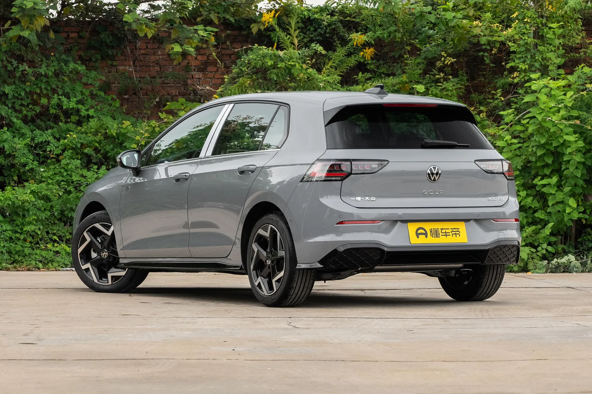  Golf 300 TSI R-Line