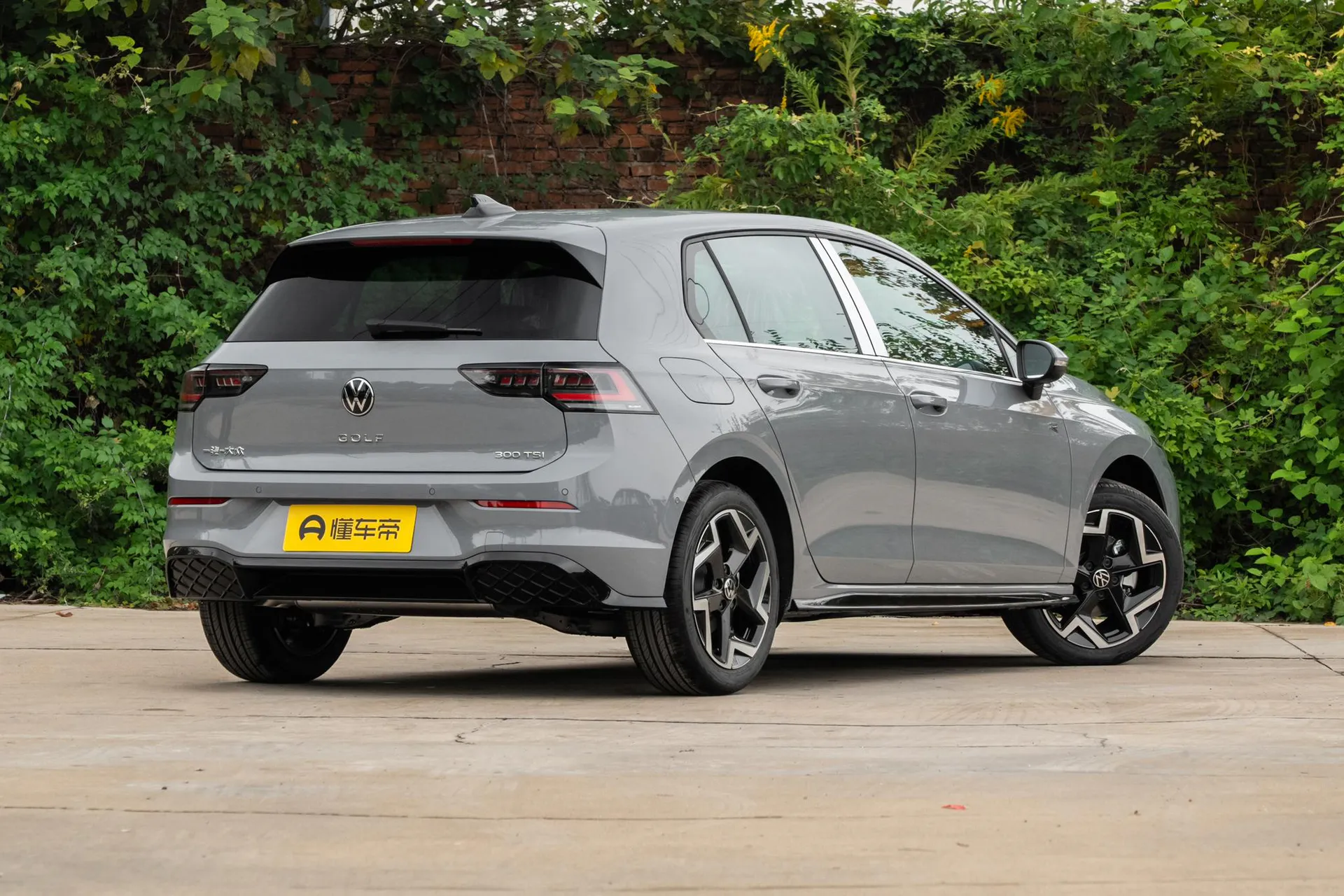  Golf 300 TSI R-Line