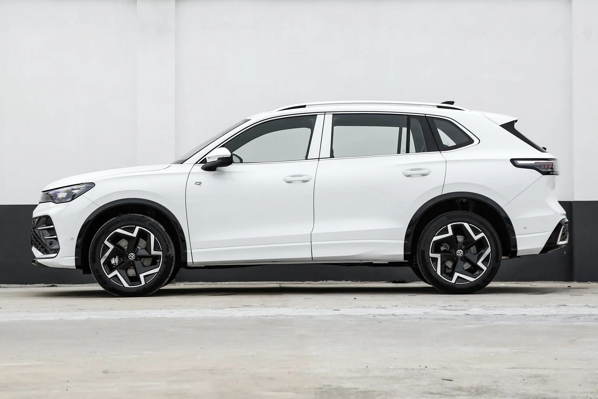  Tiguan L Pro 380 TSI FWD R-Line Pilot