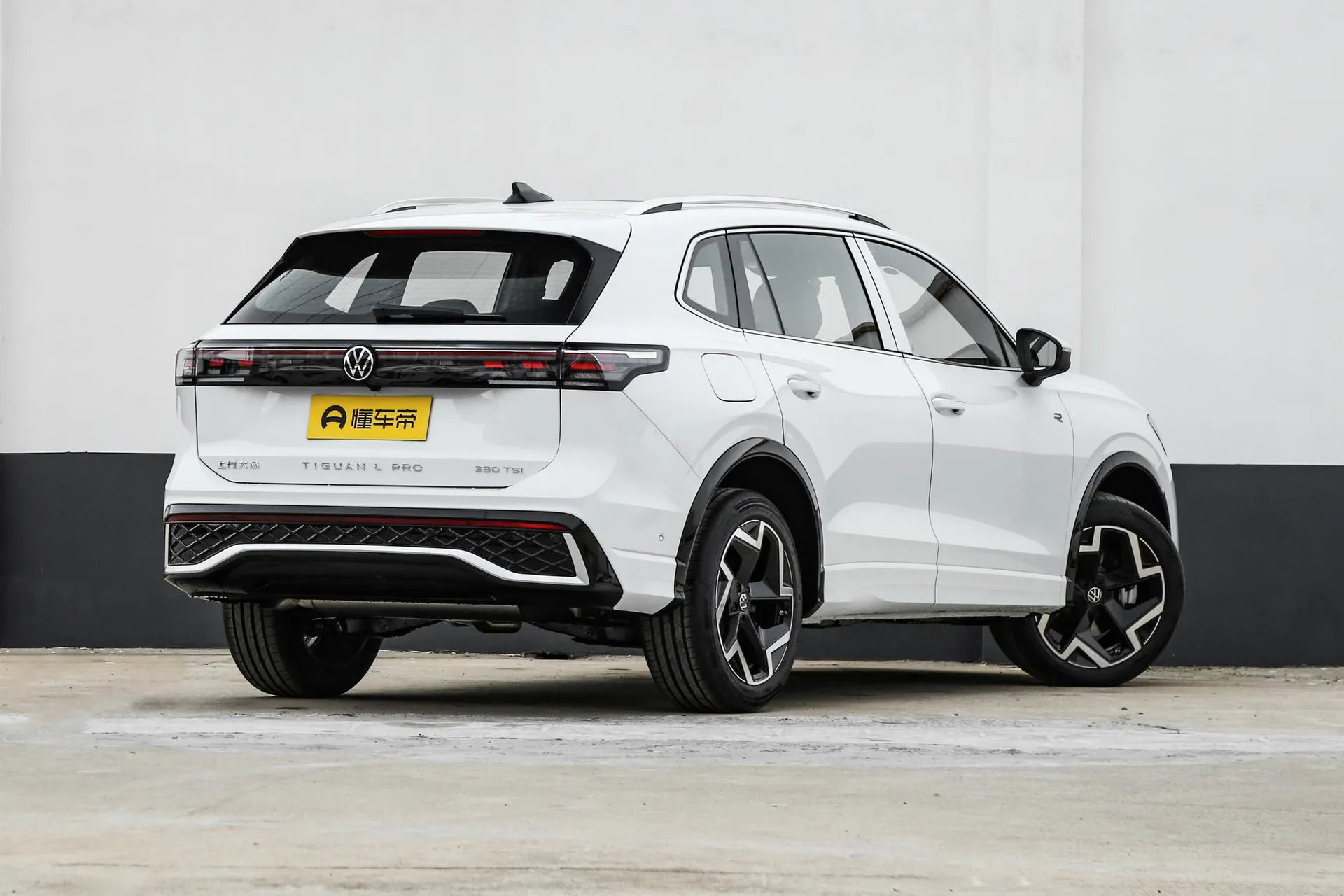  Tiguan L Pro 380 TSI FWD R-Line Pilot