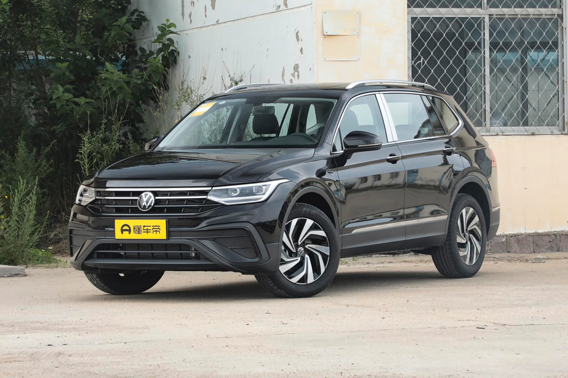 Внедорожник Volkswagen Tiguan L Outstanding 300 TSI FWD Dragon Teng (2025)
