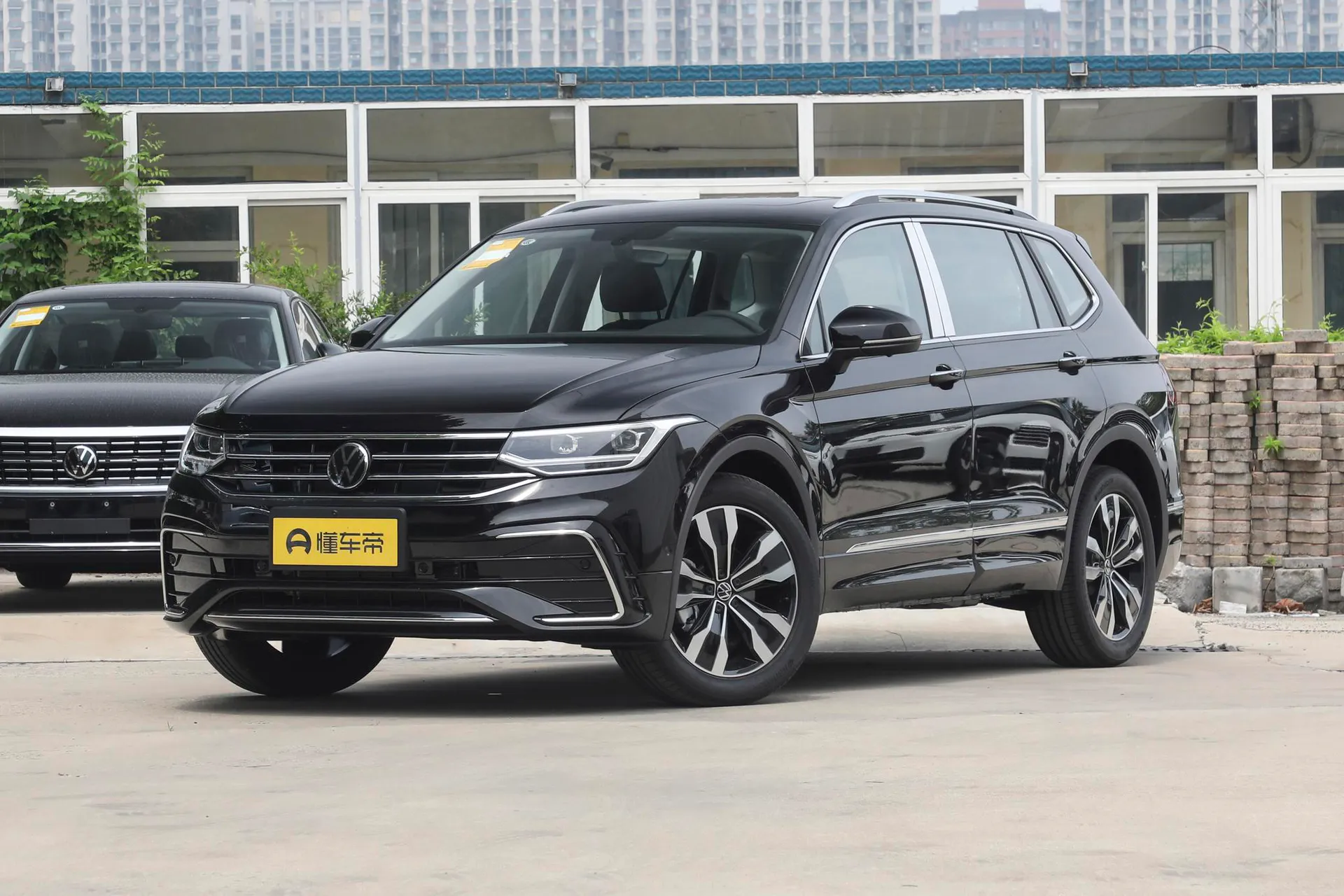 Внедорожник Volkswagen Tiguan L Outstanding 330 TSI FWD R-Line Dragon Yao (2025)