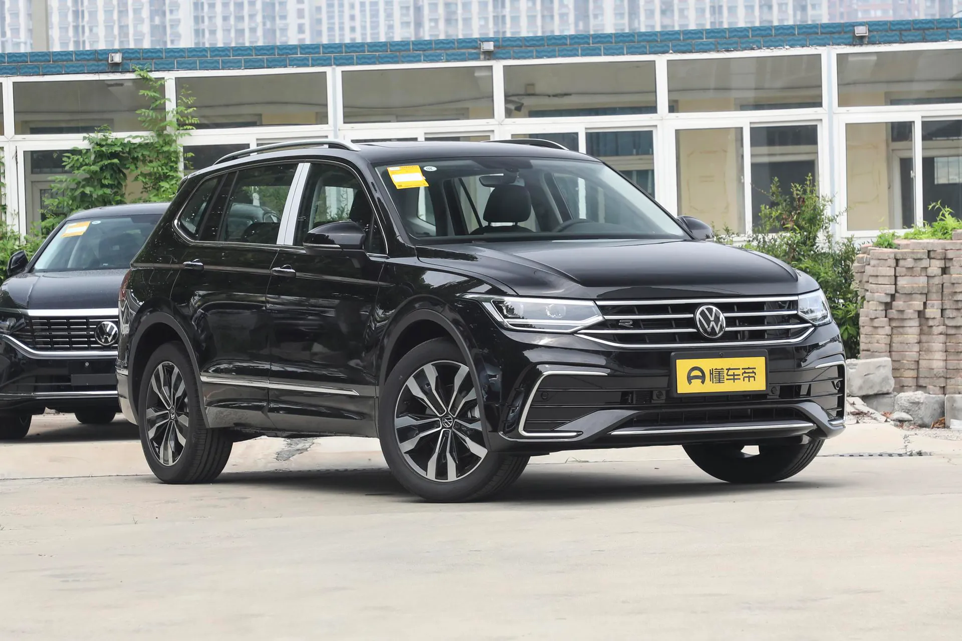  Tiguan L Outstanding 330 TSI FWD R-Line Dragon Yao