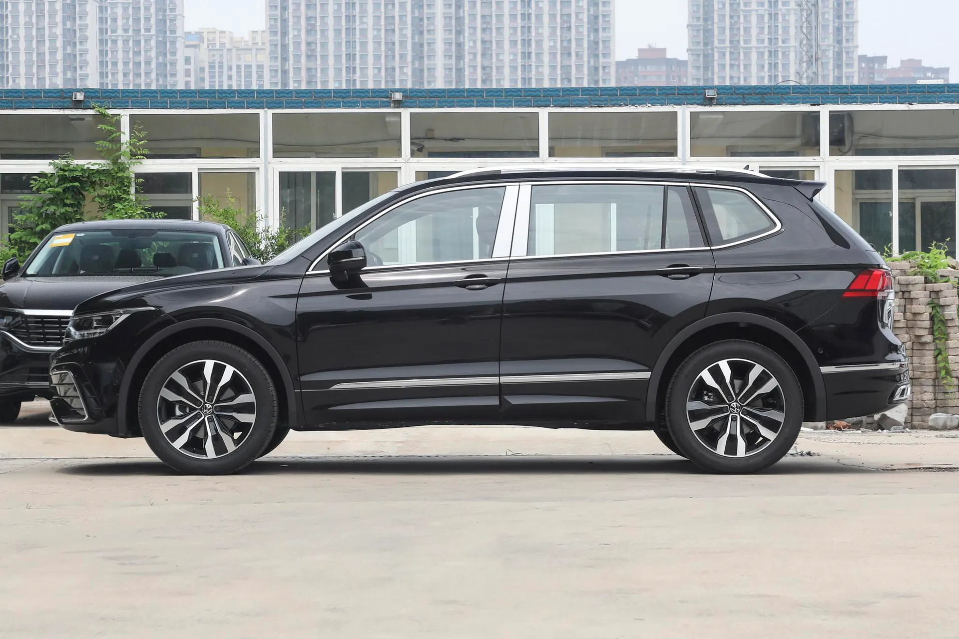  Tiguan L Outstanding 330 TSI FWD R-Line Dragon Yao