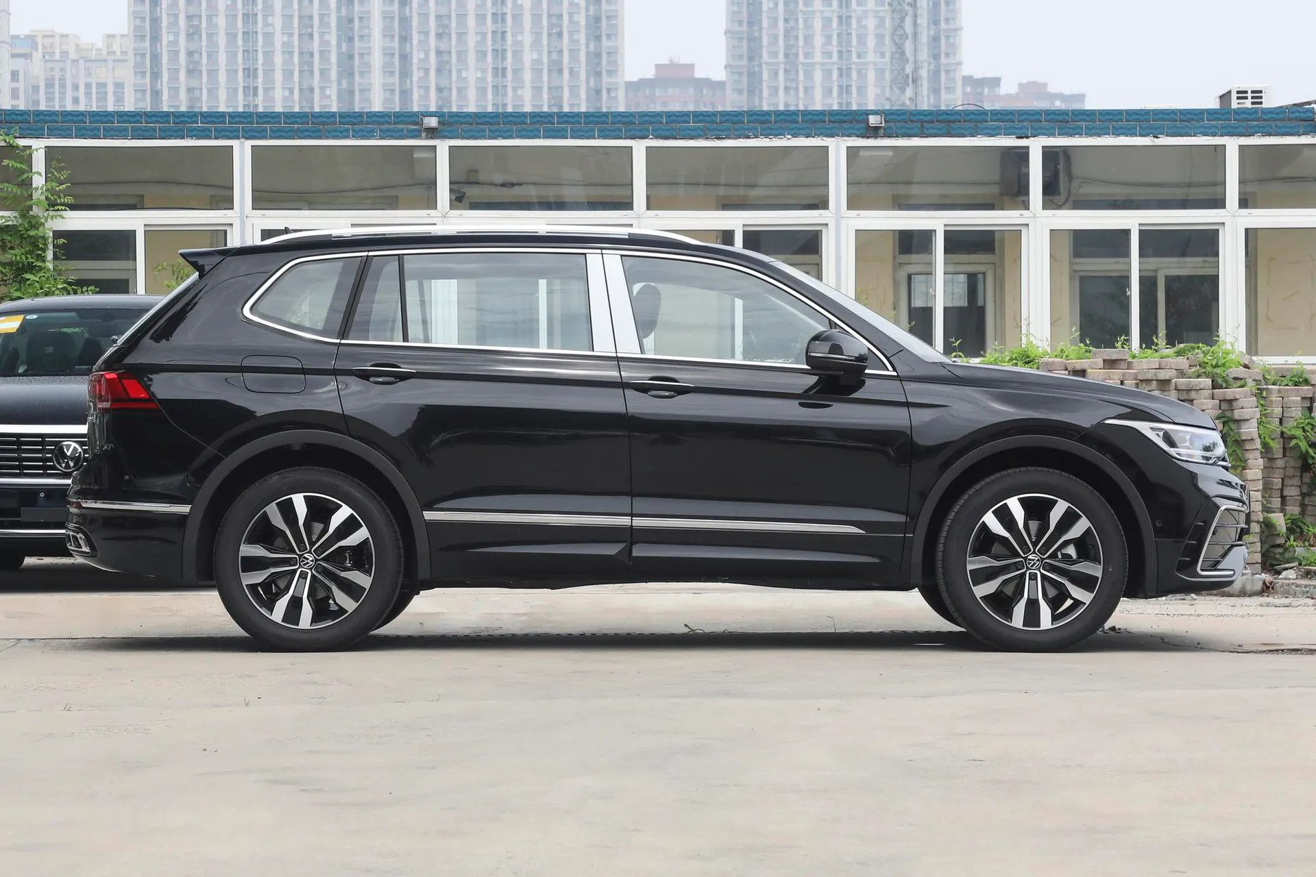  Tiguan L Outstanding 330 TSI FWD R-Line Dragon Yao