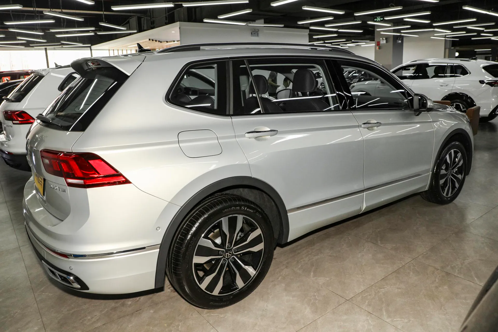  Tiguan L Outstanding 330 TSI FWD R-Line Dragon Yao