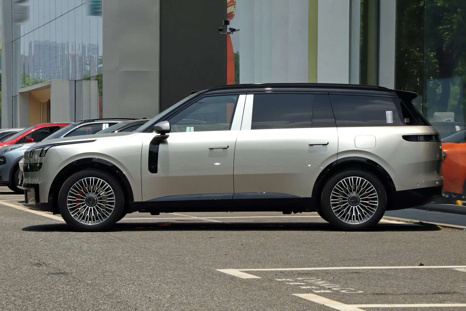  900 2.0T Explorer 6-Seater