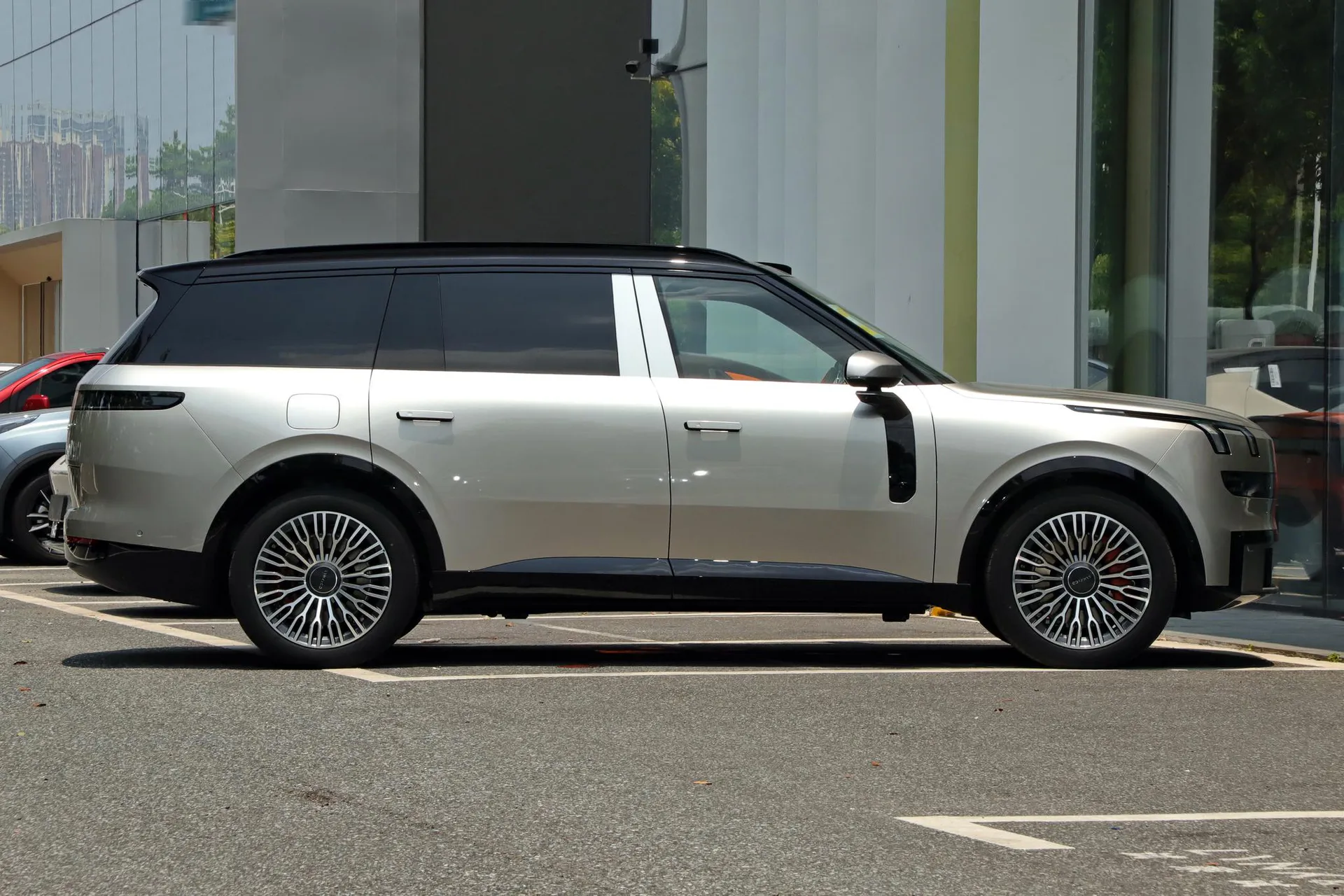  900 2.0T Explorer 6-Seater