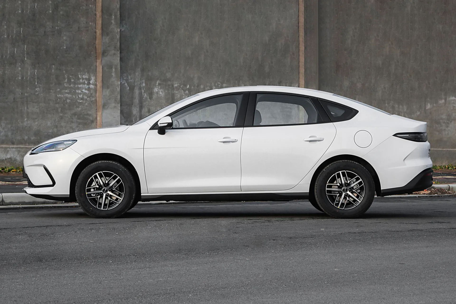  Seal 05 DM-i 210 KM Premium