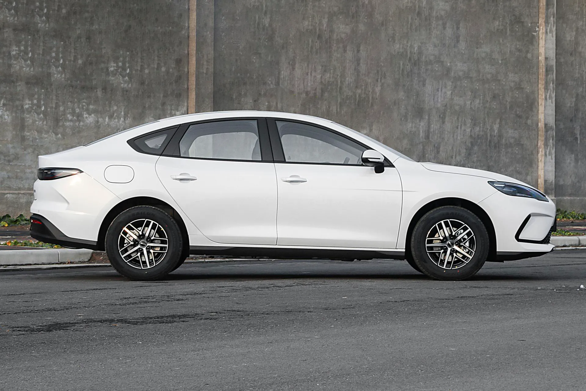  Seal 05 DM-i 210 KM Premium