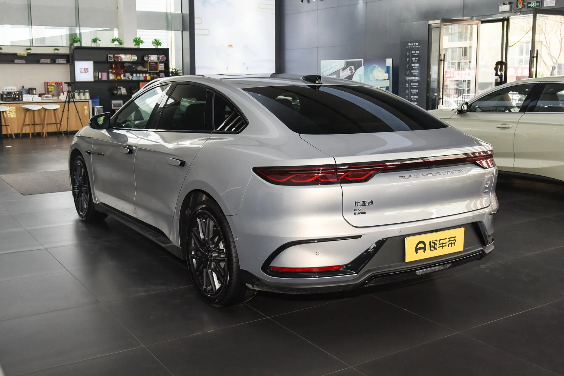  Han EV 705 KM Flash Charge Honor