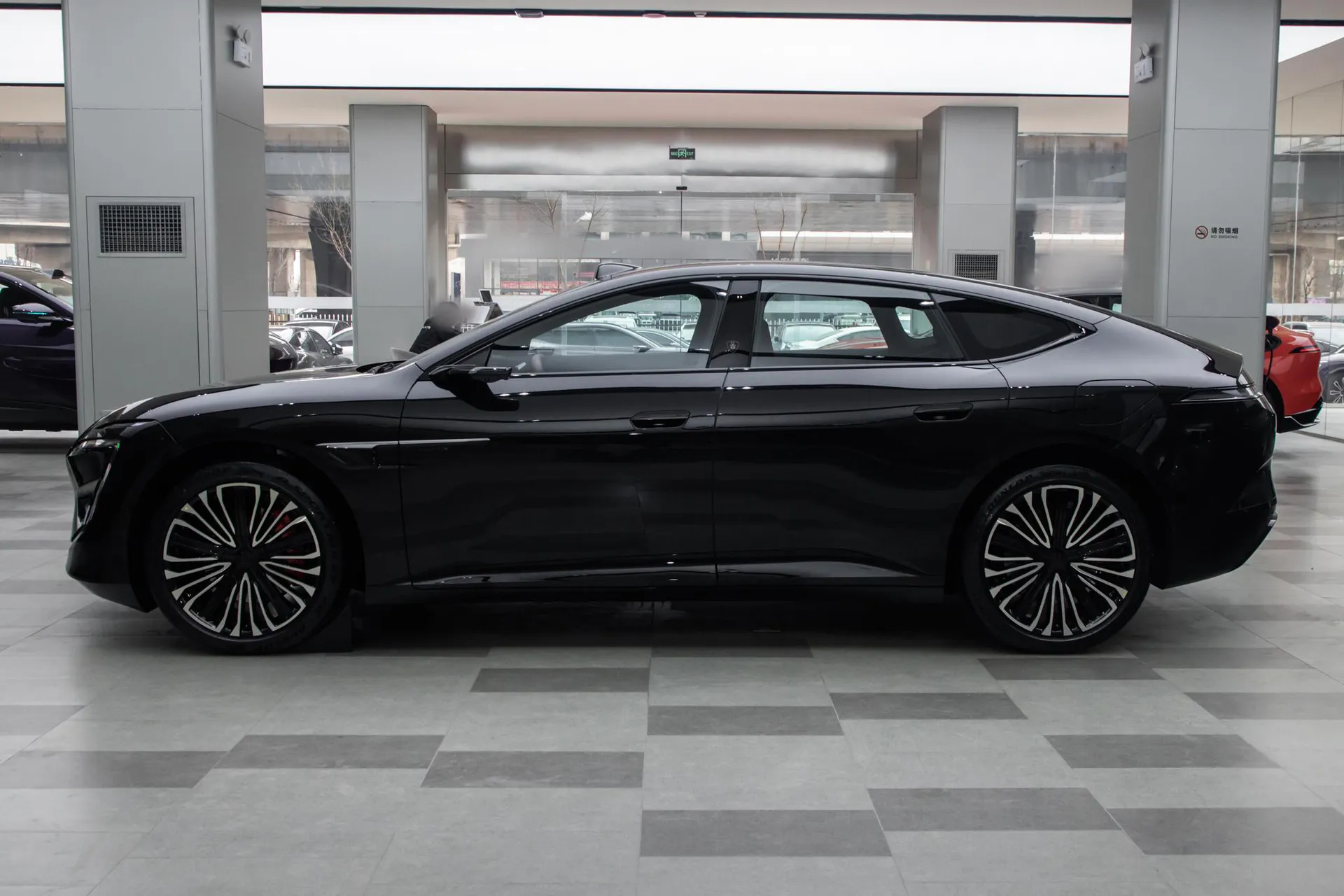  12 Ultra Dual-Motor RWD Pure EV