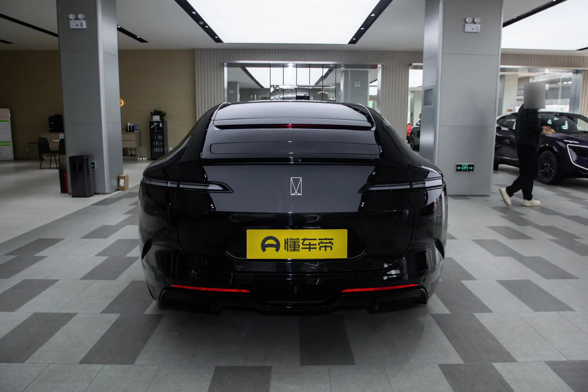  12 Ultra Dual-Motor RWD Pure EV