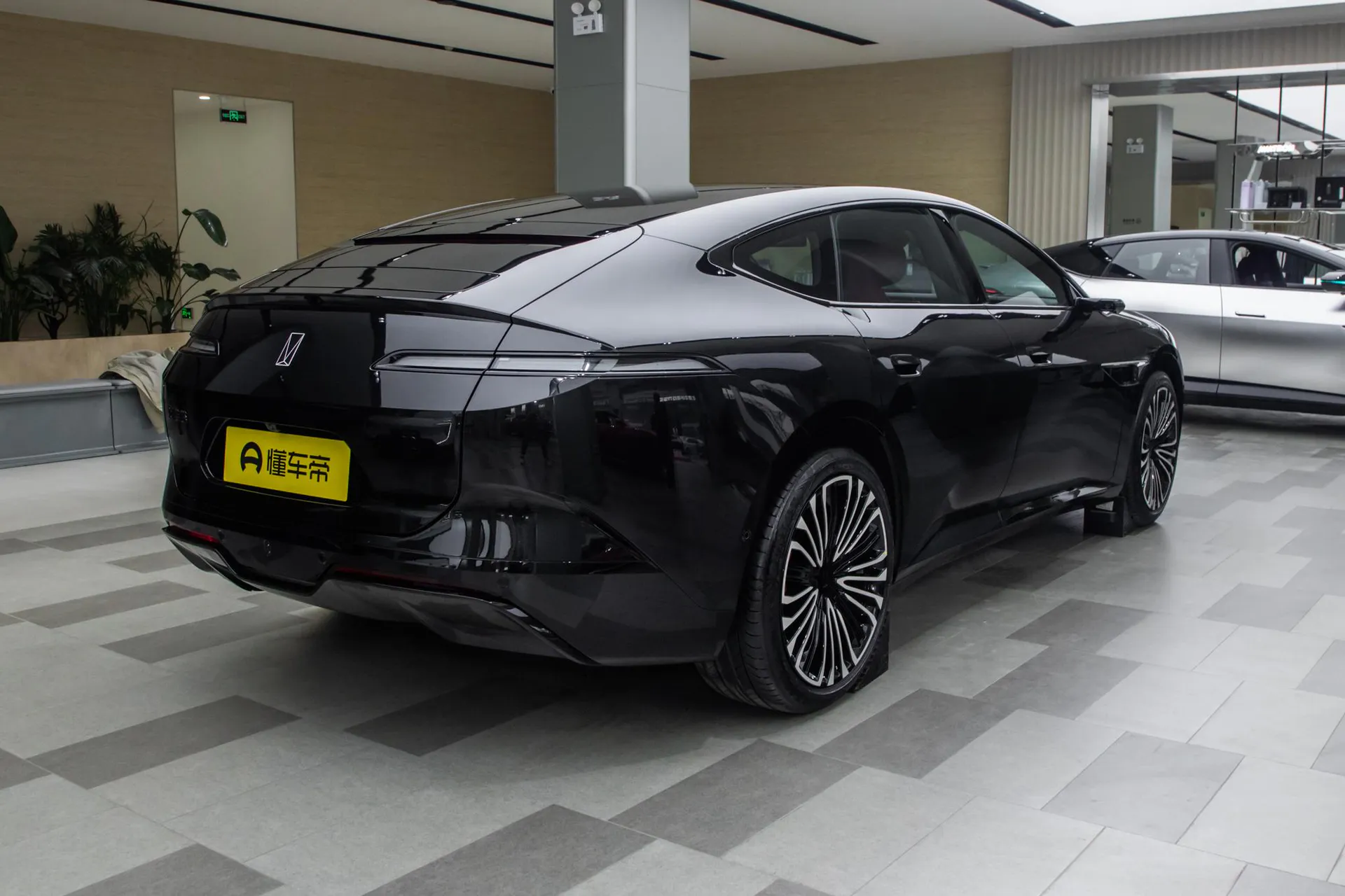  12 Ultra Dual-Motor RWD Pure EV