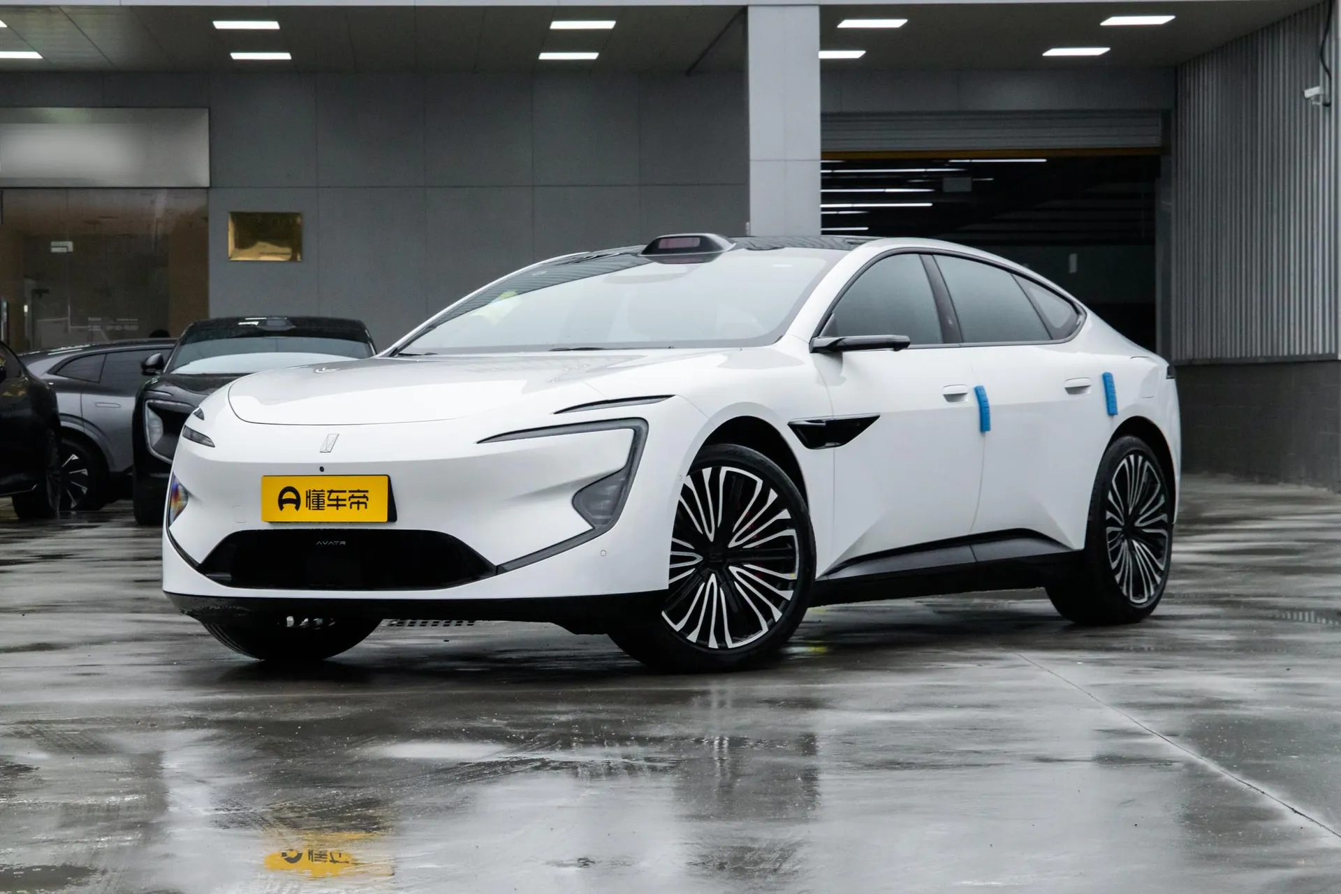  12 Ultra Dual-Motor RWD Pure EV