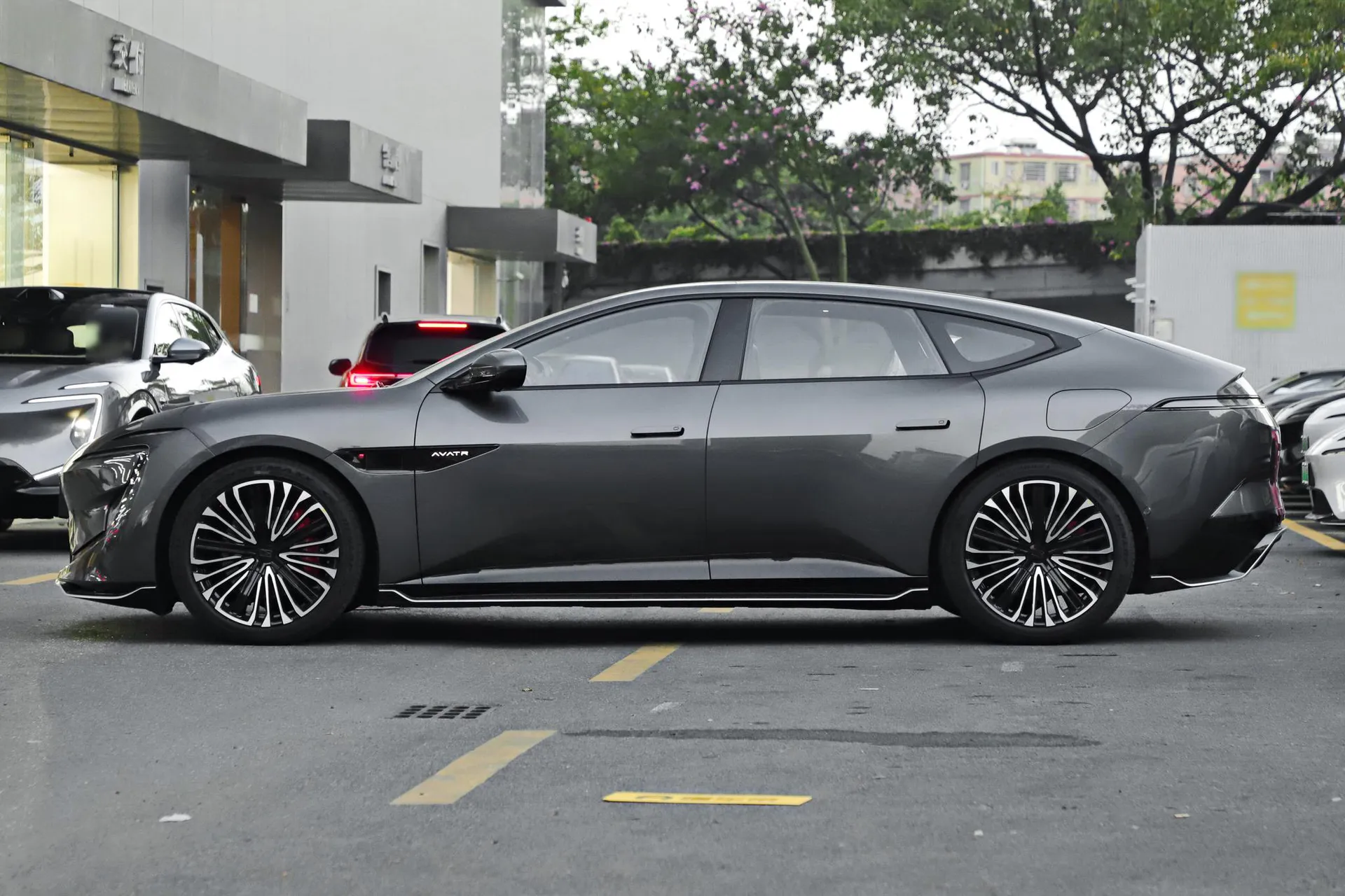  12 Master AWD Pure EV