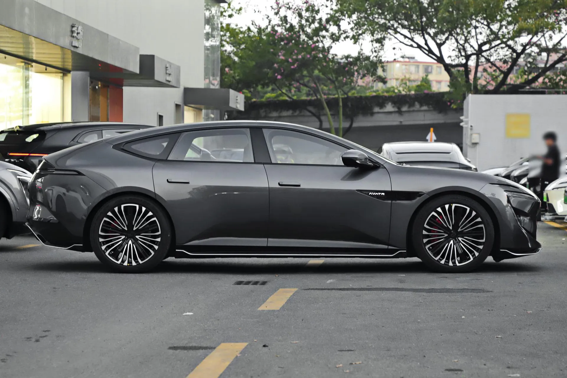  12 Master AWD Pure EV