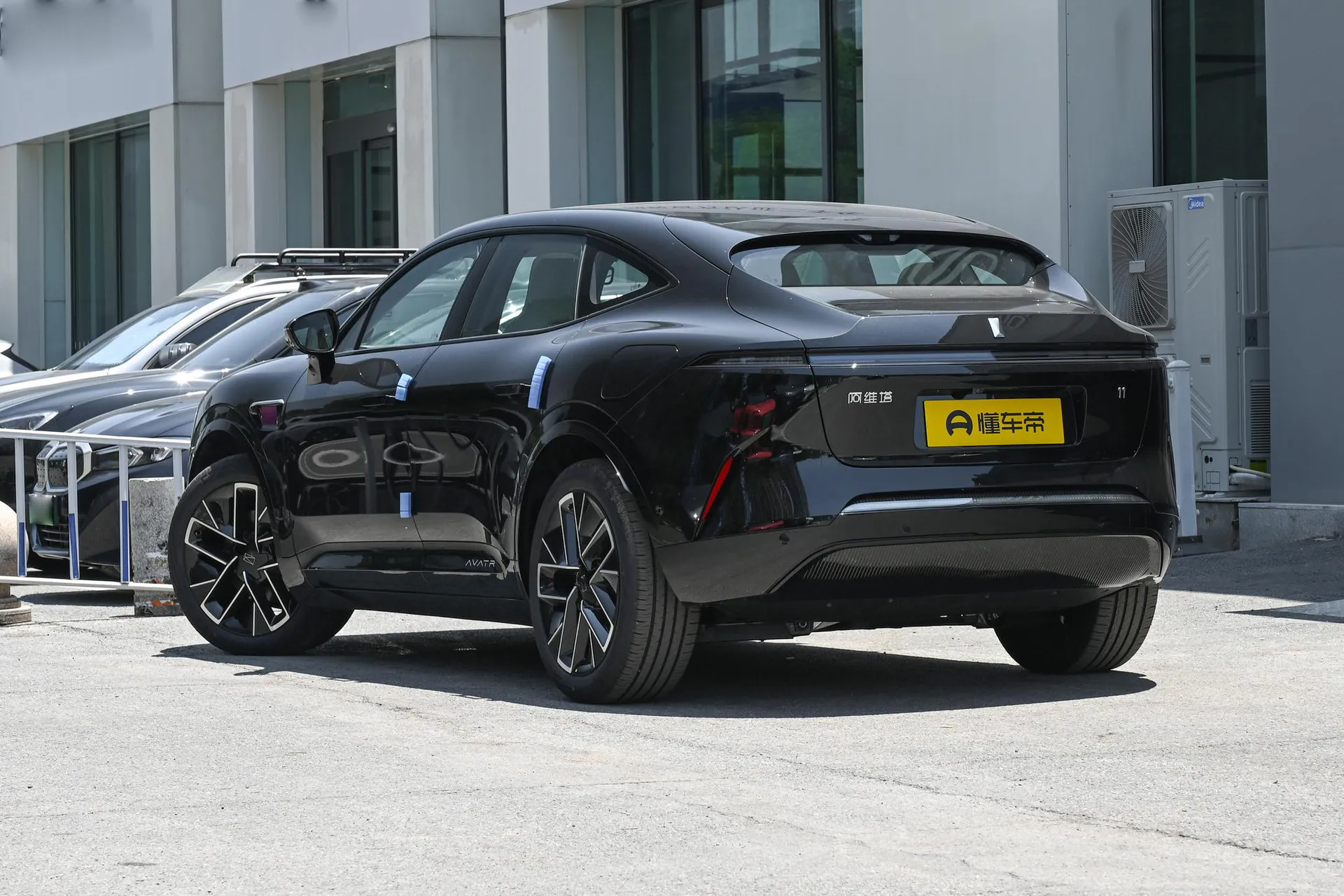  11 Max AWD EV