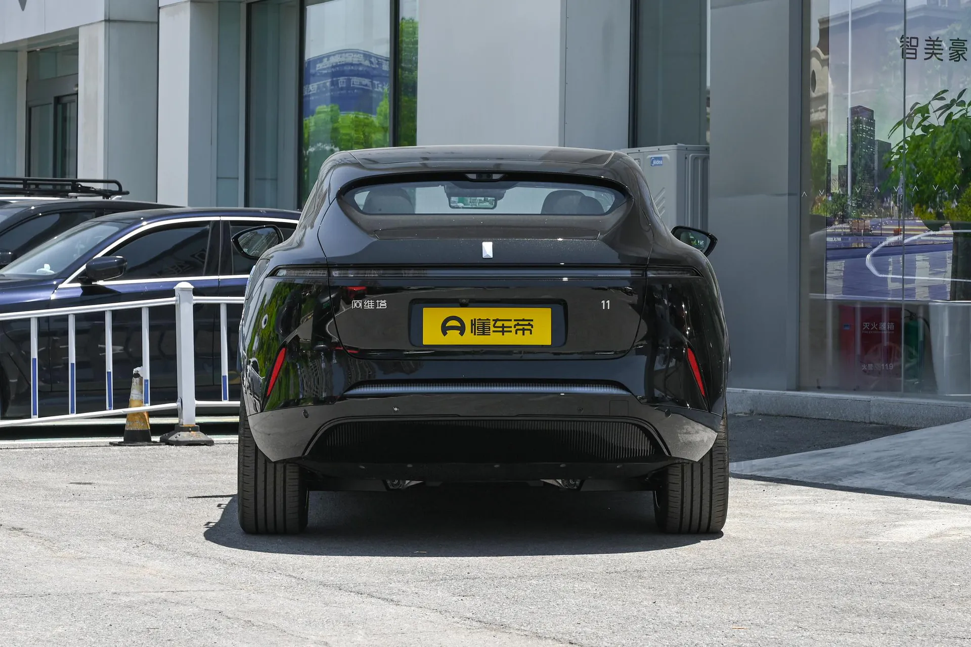 11 Max AWD EV