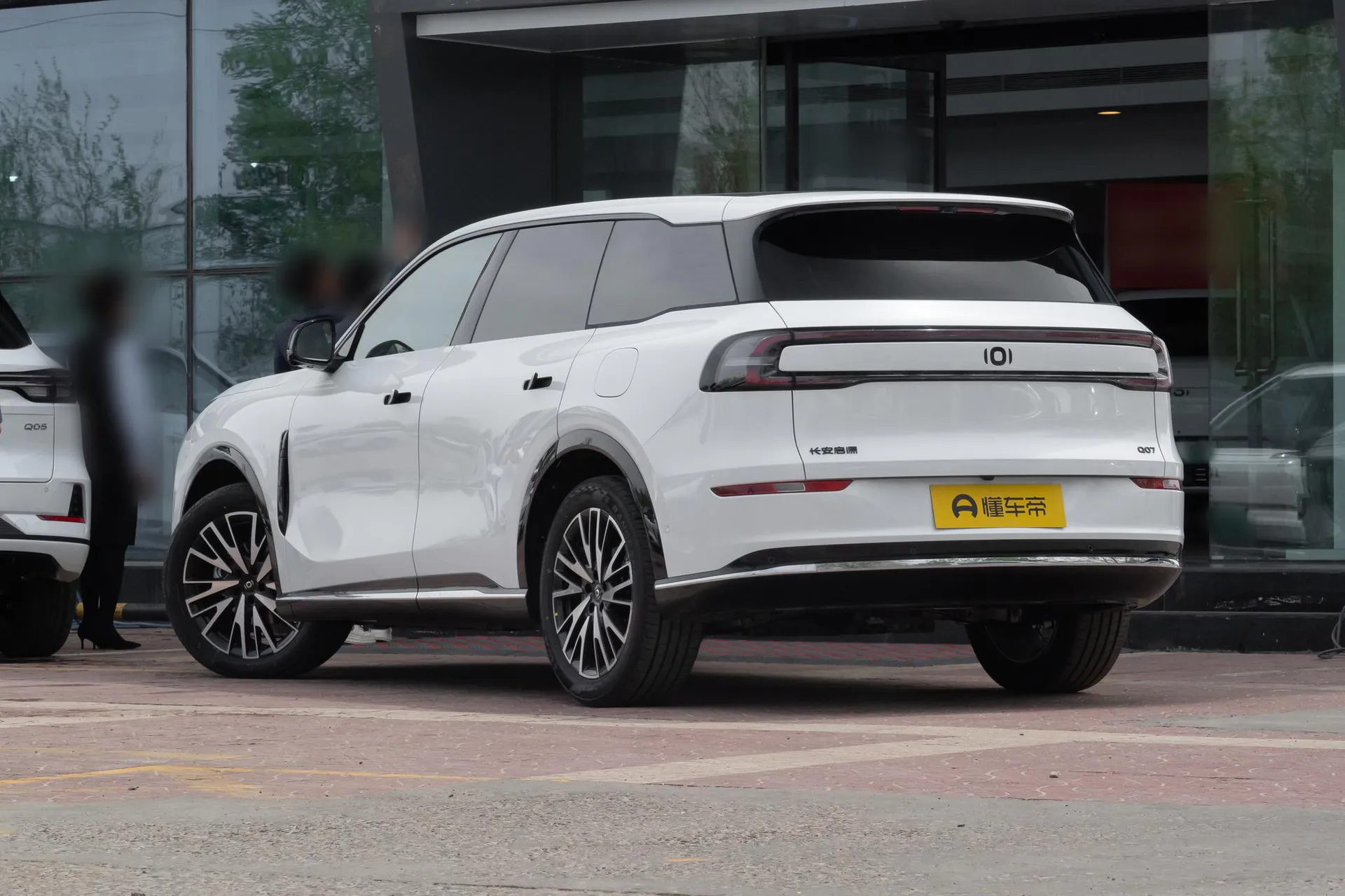  Q07 215 Flagship