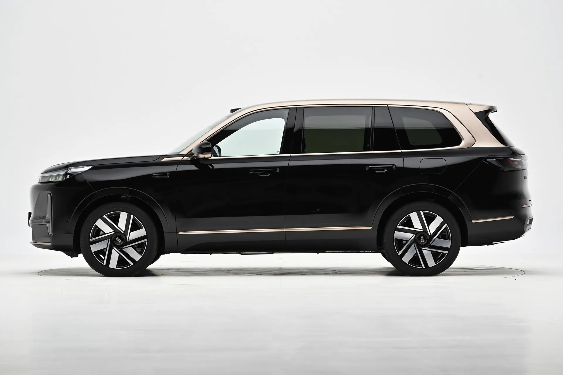  M9 210km AWD Black Gold Zhiyao