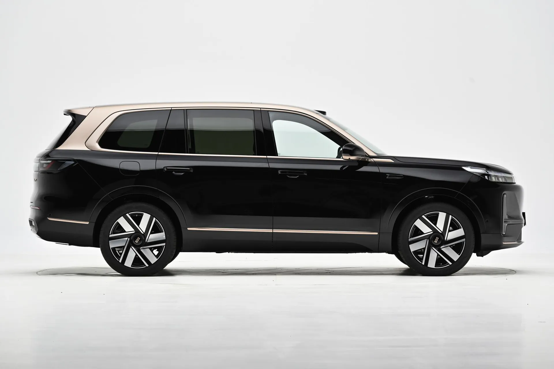  M9 210km AWD Black Gold Zhiyao