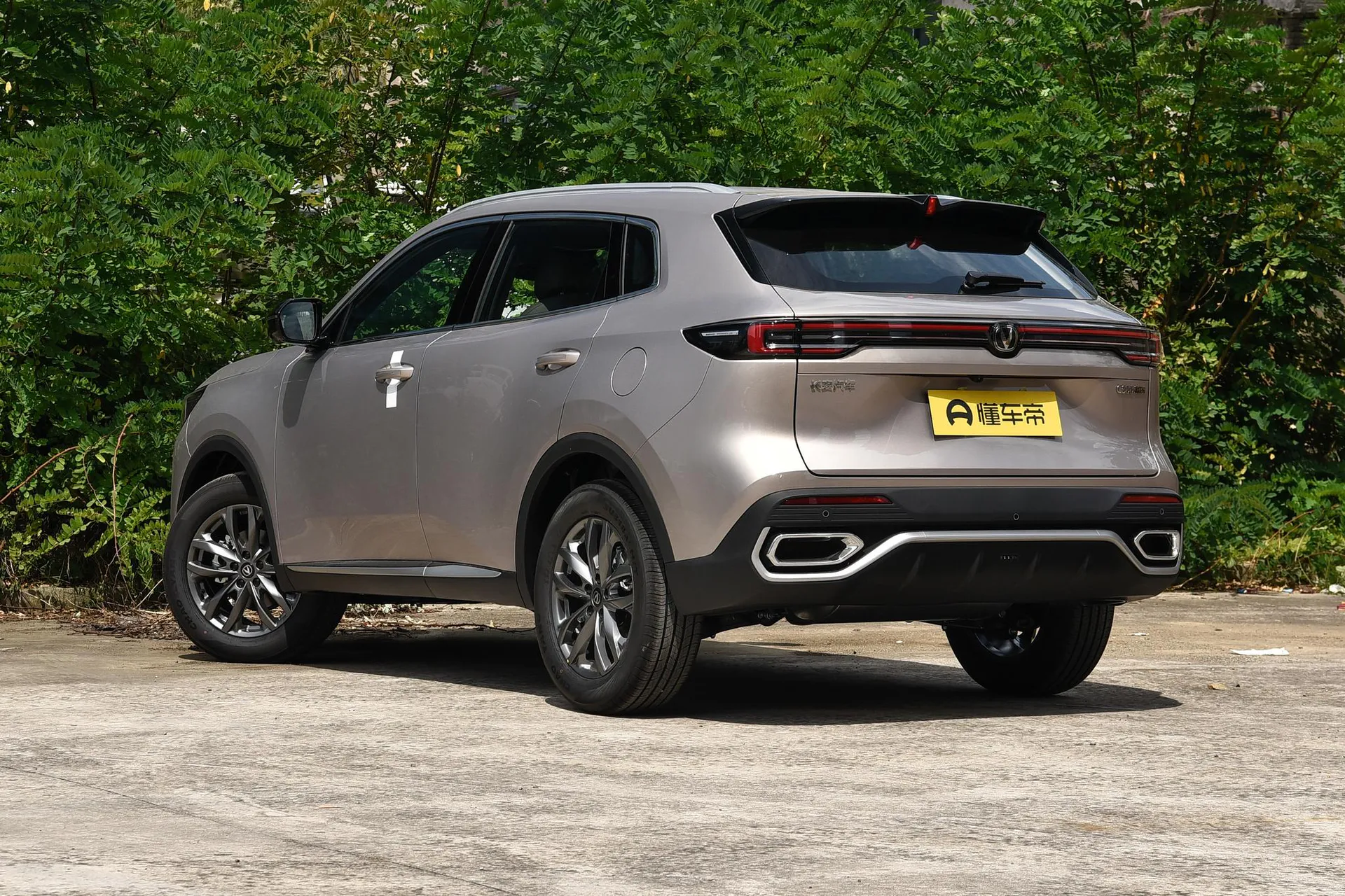  CS55 PLUS Fourth Generation New Blue Whale 1.5T Leading