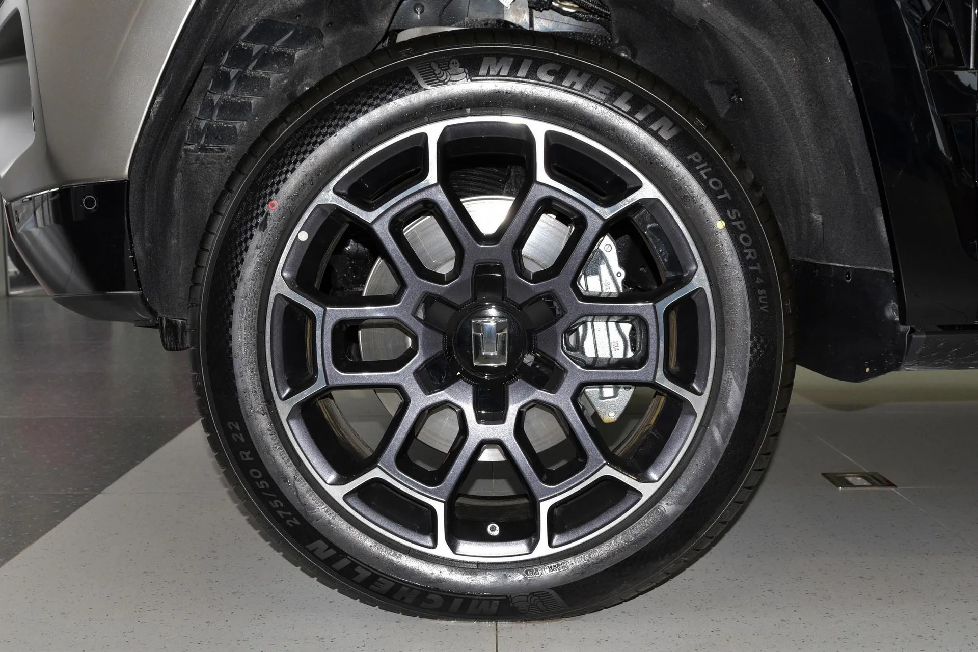  700 Hi4-T Pinnacle