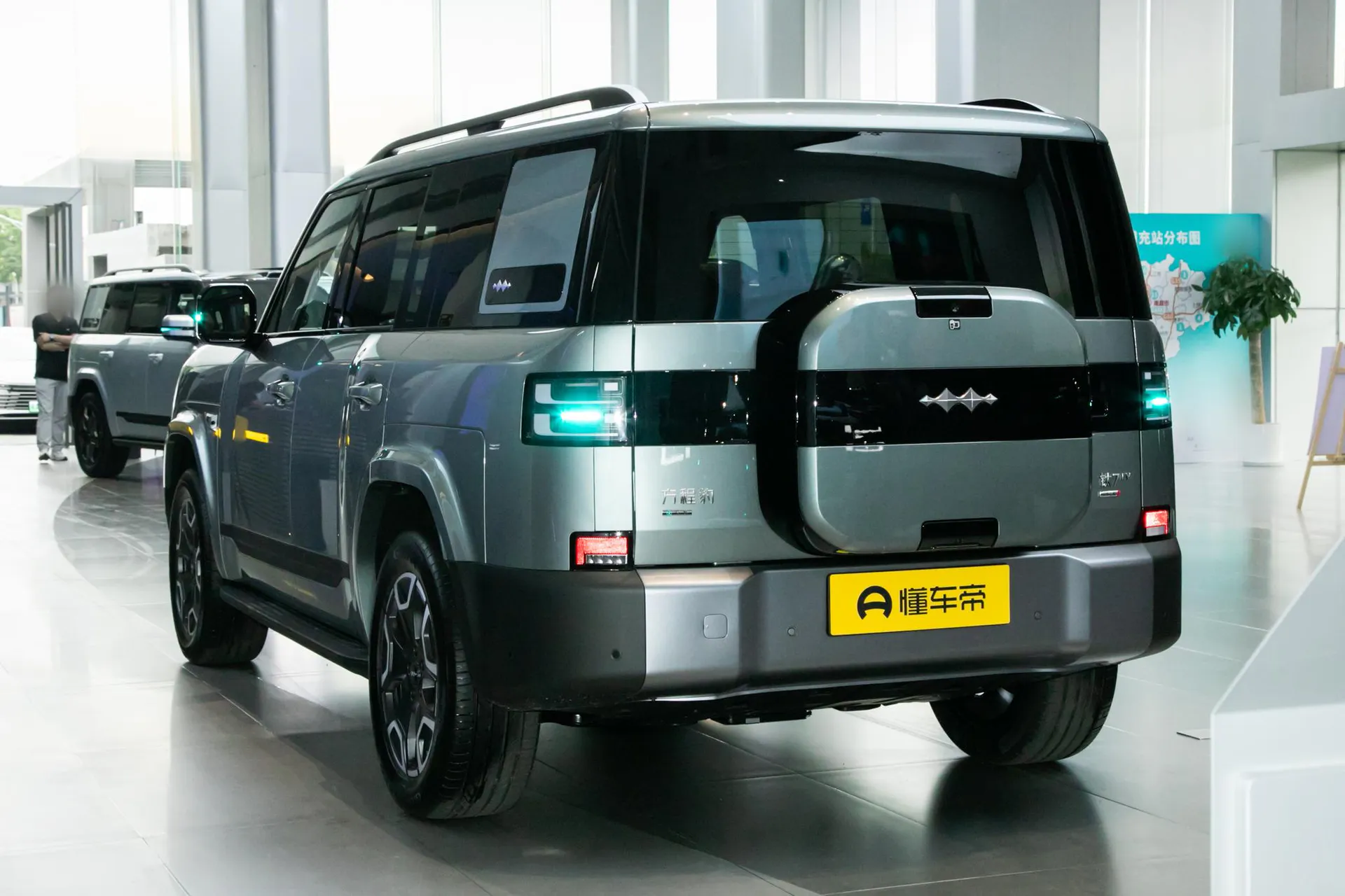  Titanium 7 EV 675 KM RWD Flash Charge