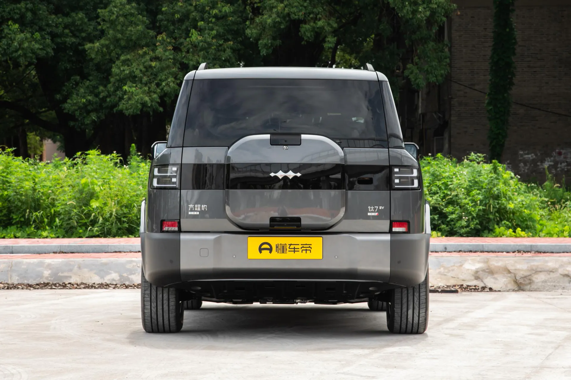  Titanium 7 EV 755 KM RWD Flash Charge