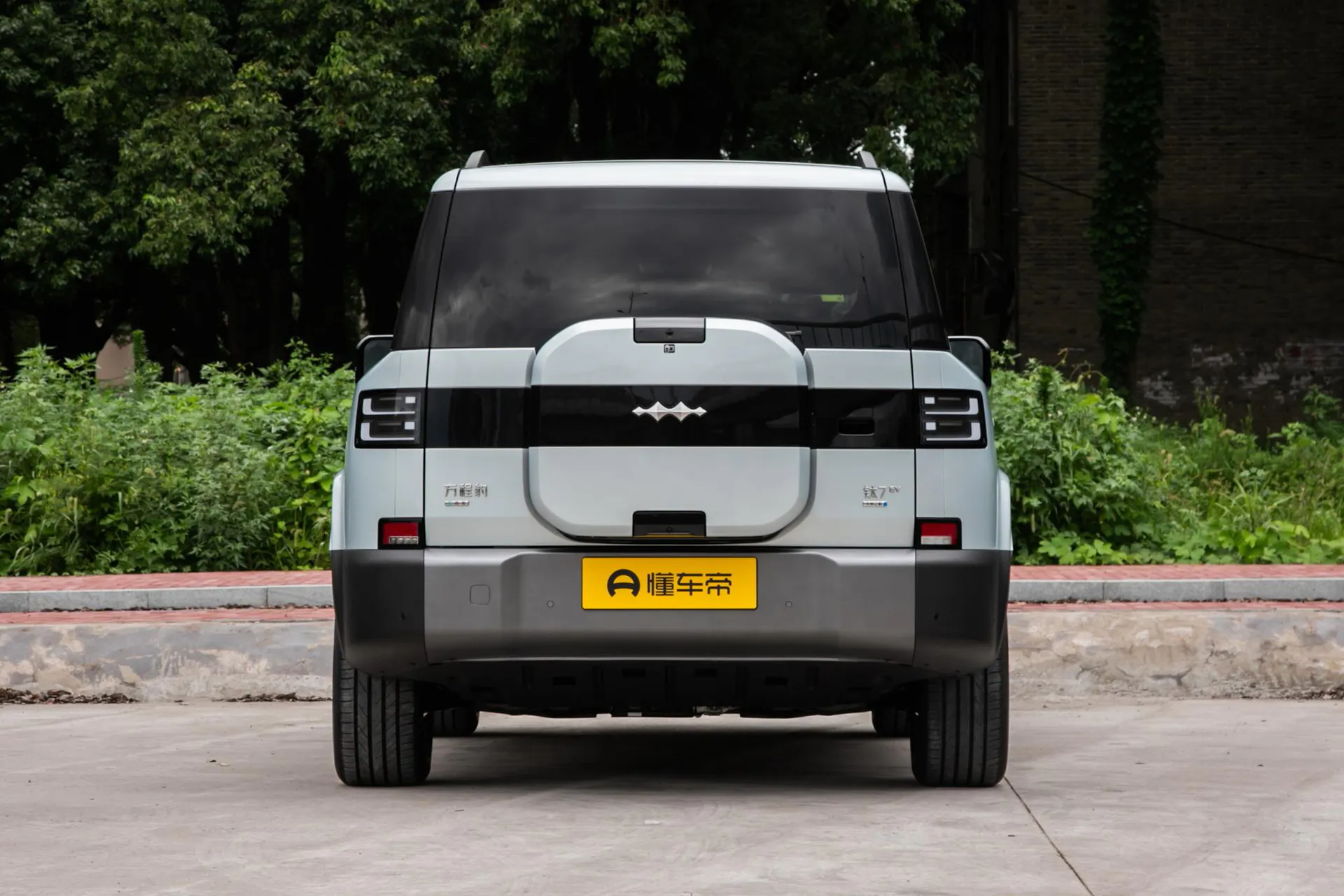 Titanium 7 EV 755 KM RWD Flash Charge