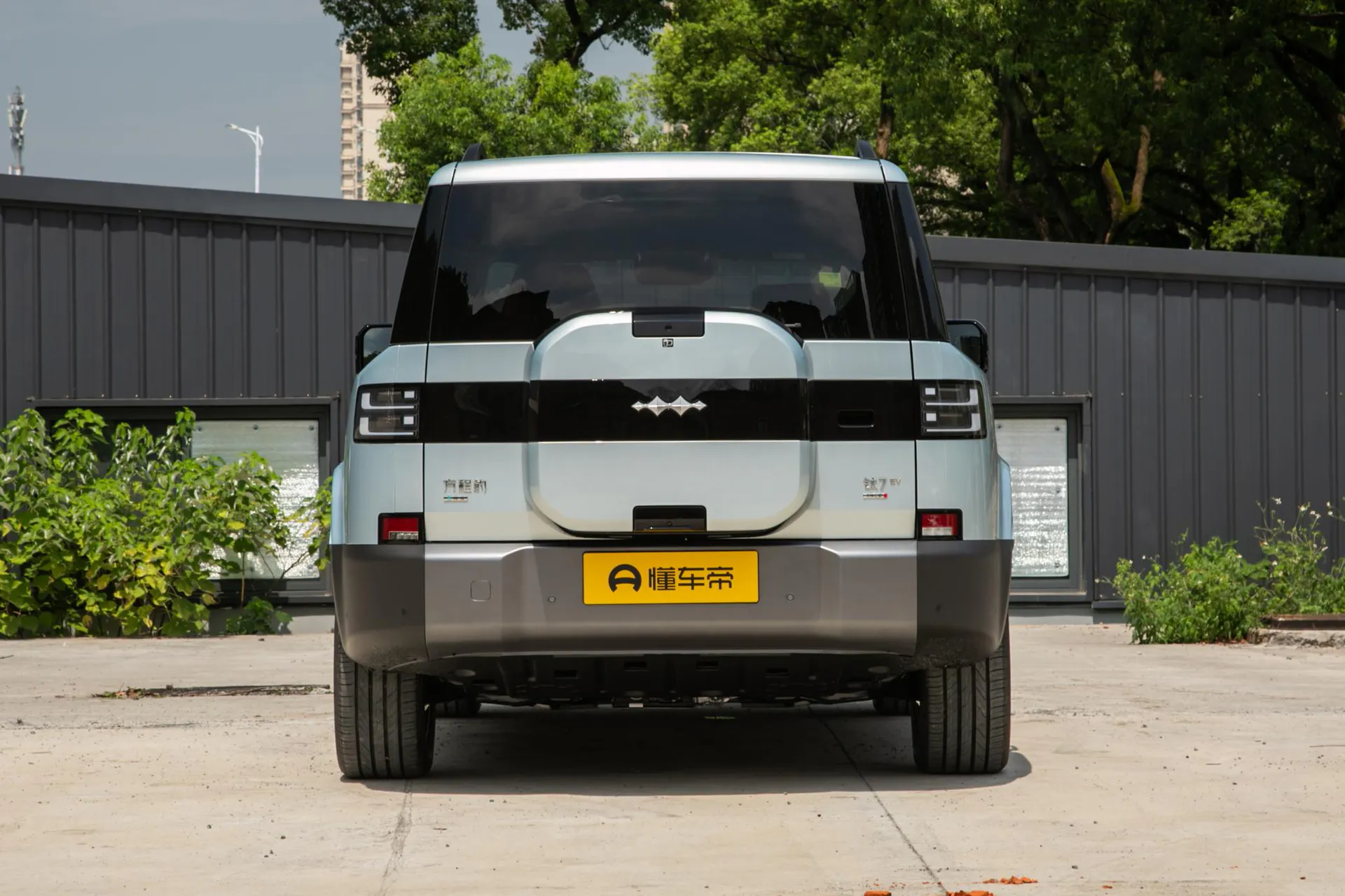  Titanium 7 EV 675 KM AWD Flash Charge