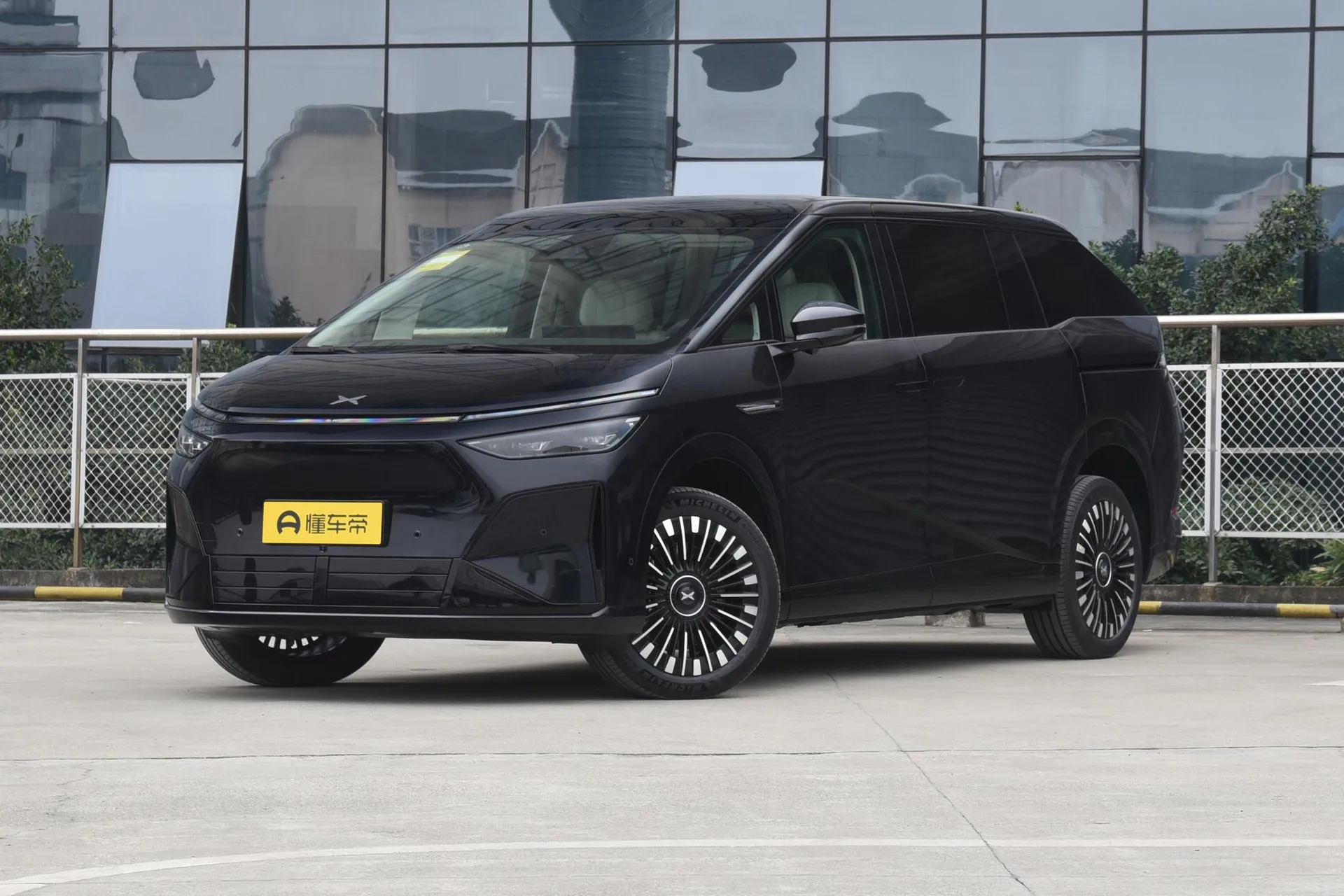Минивэн Xpeng X9 BEV 650 Ultra (2026)