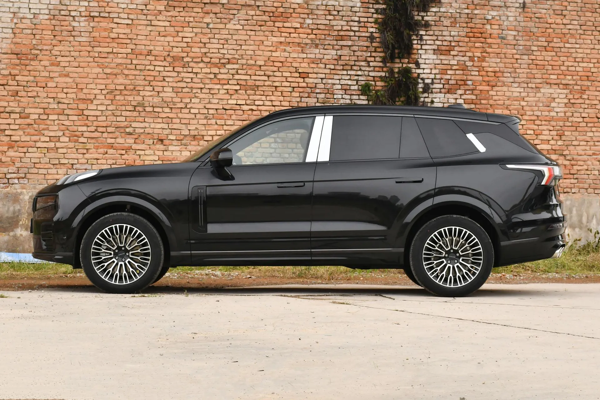  09 2.0T AWD Explorer Ultra