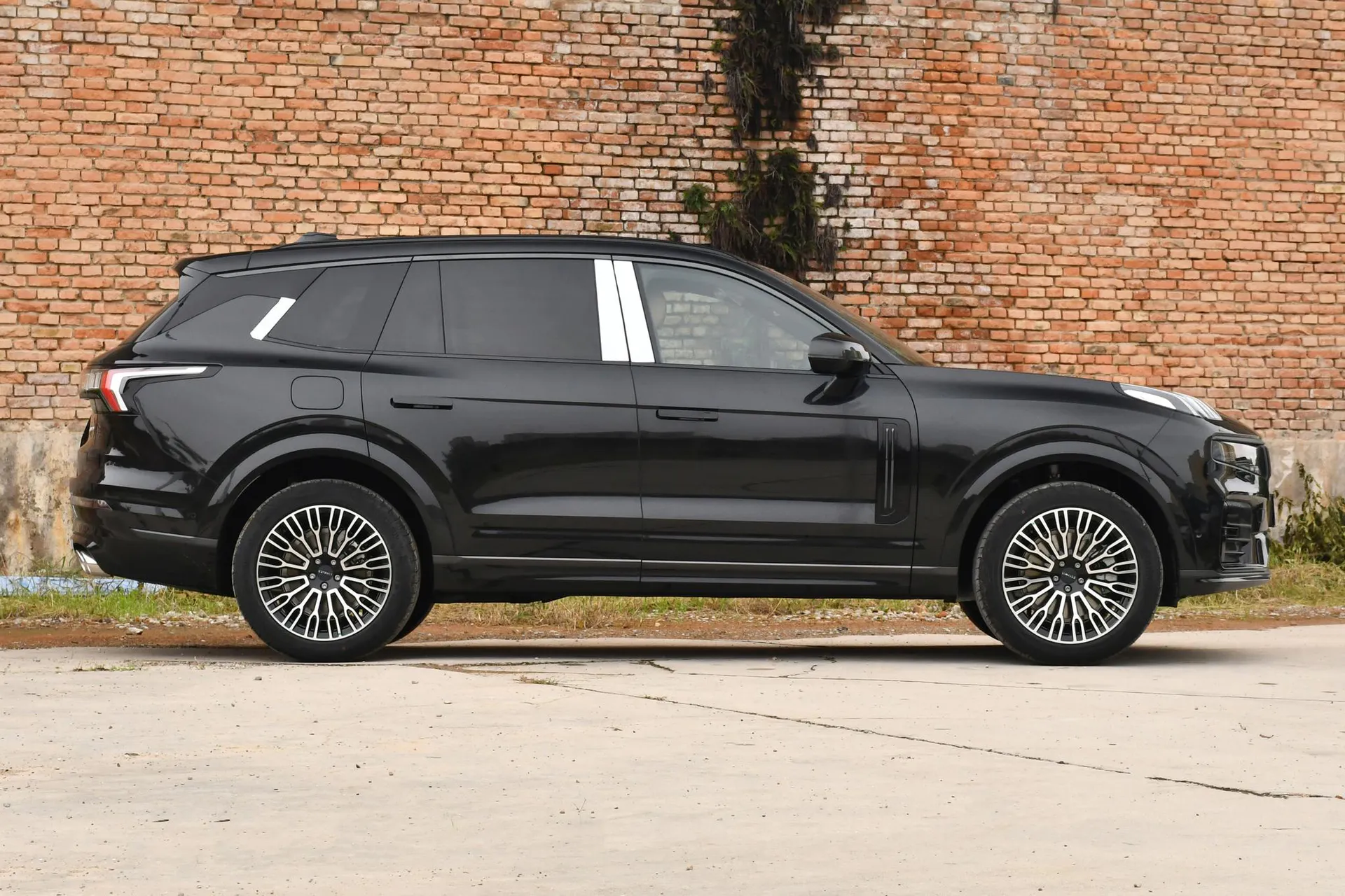  09 2.0T AWD Explorer Ultra