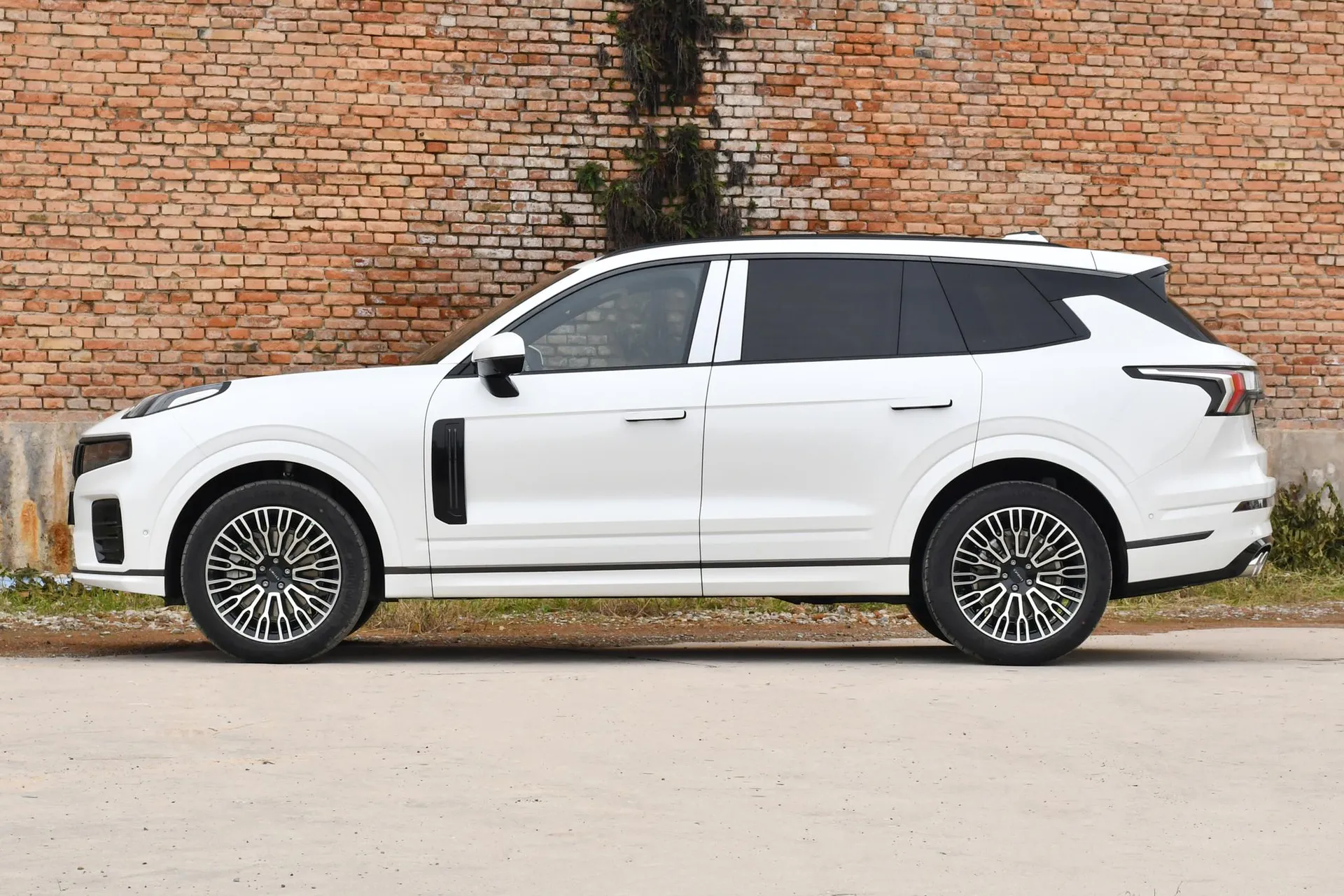  09 2.0T AWD Explorer Ultra