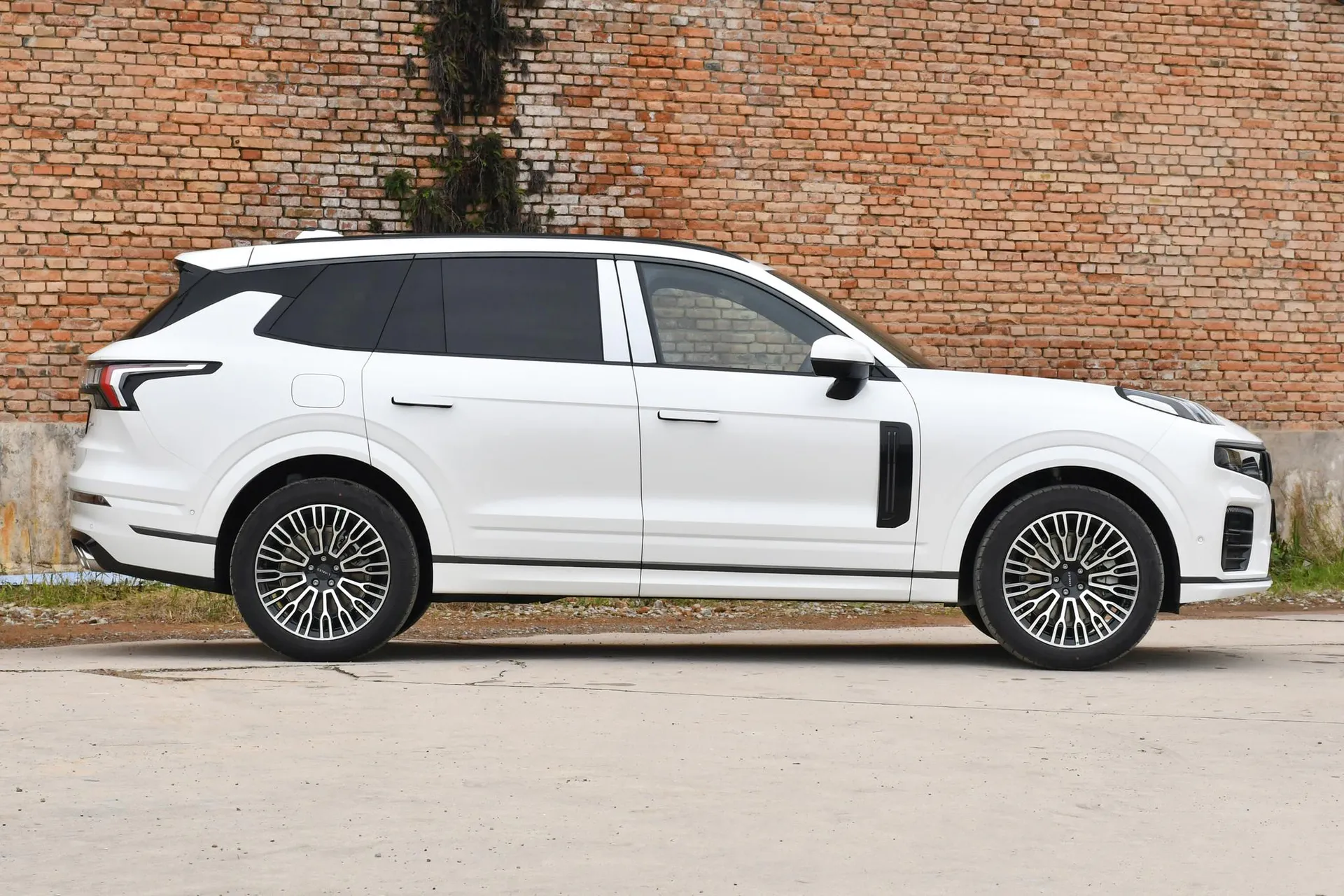  09 2.0T AWD Explorer Ultra