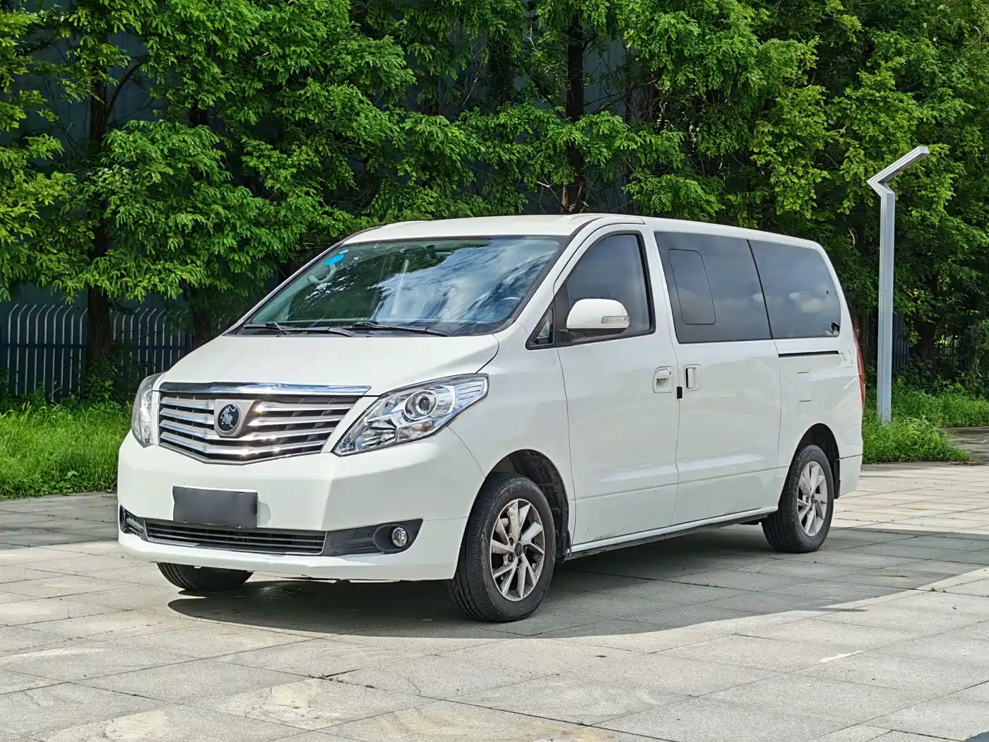 Dongfeng Fengxing Lingzhi PLUS 2.0L Manual luxury CNG 7-seater
